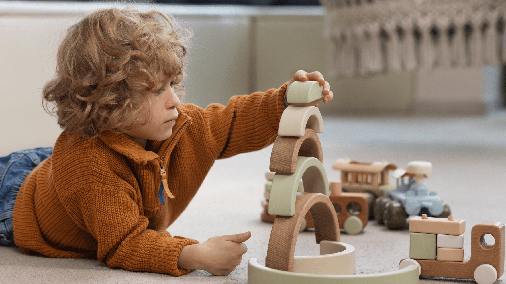 Mediniai žaislai: Kodėl verta rinktis natūralumą vaikų žaidimams? - Uogų kopos