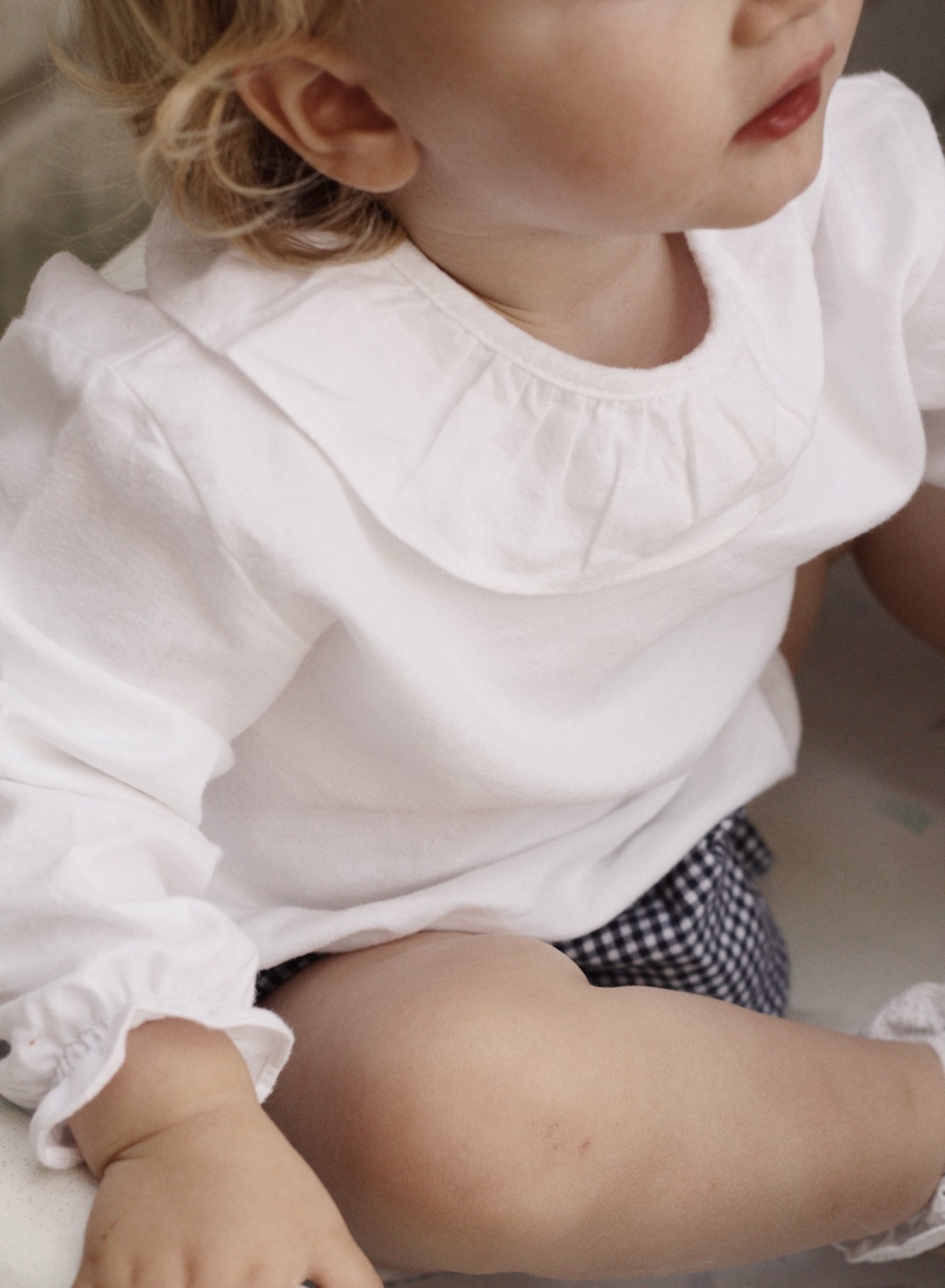 Bobbi Balloon Balti marškinėlikai - Klostuota apykaklė - Uogų kopos