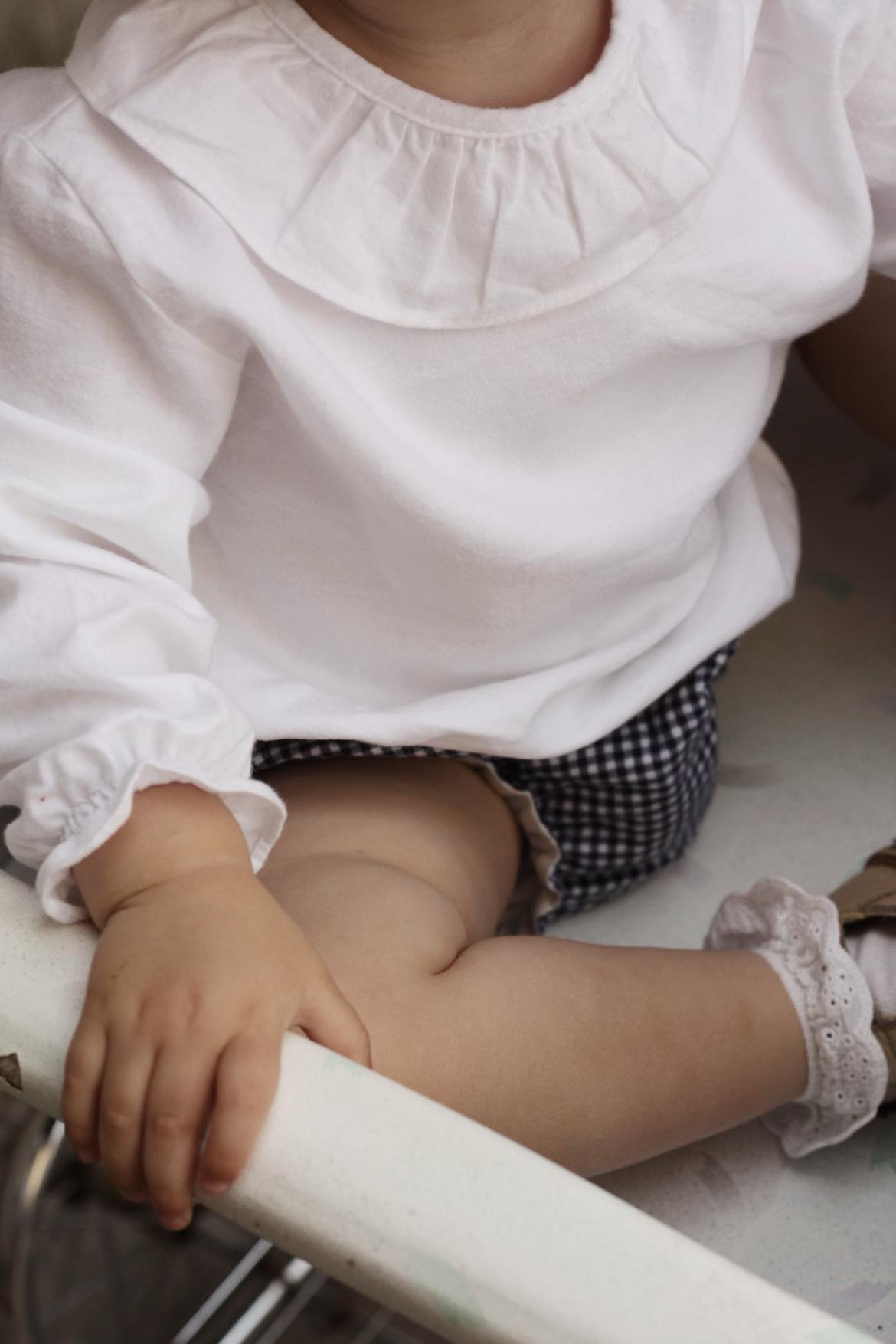 Bobbi Balloon Balti marškinėlikai - Klostuota apykaklė - Uogų kopos