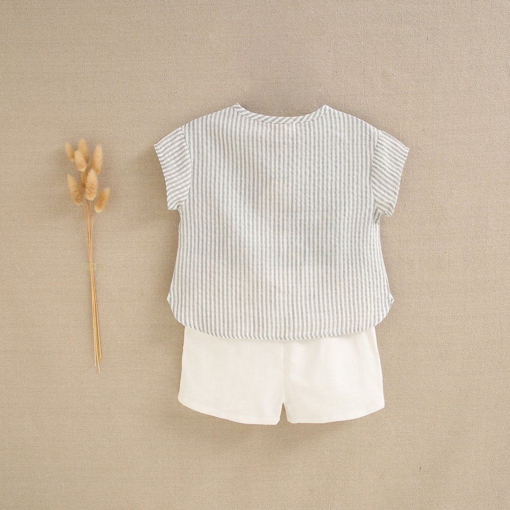 Dadati Baltų marškinukų su pilkais dryžiais ir baltų šortų komplektas - Uogų kopos