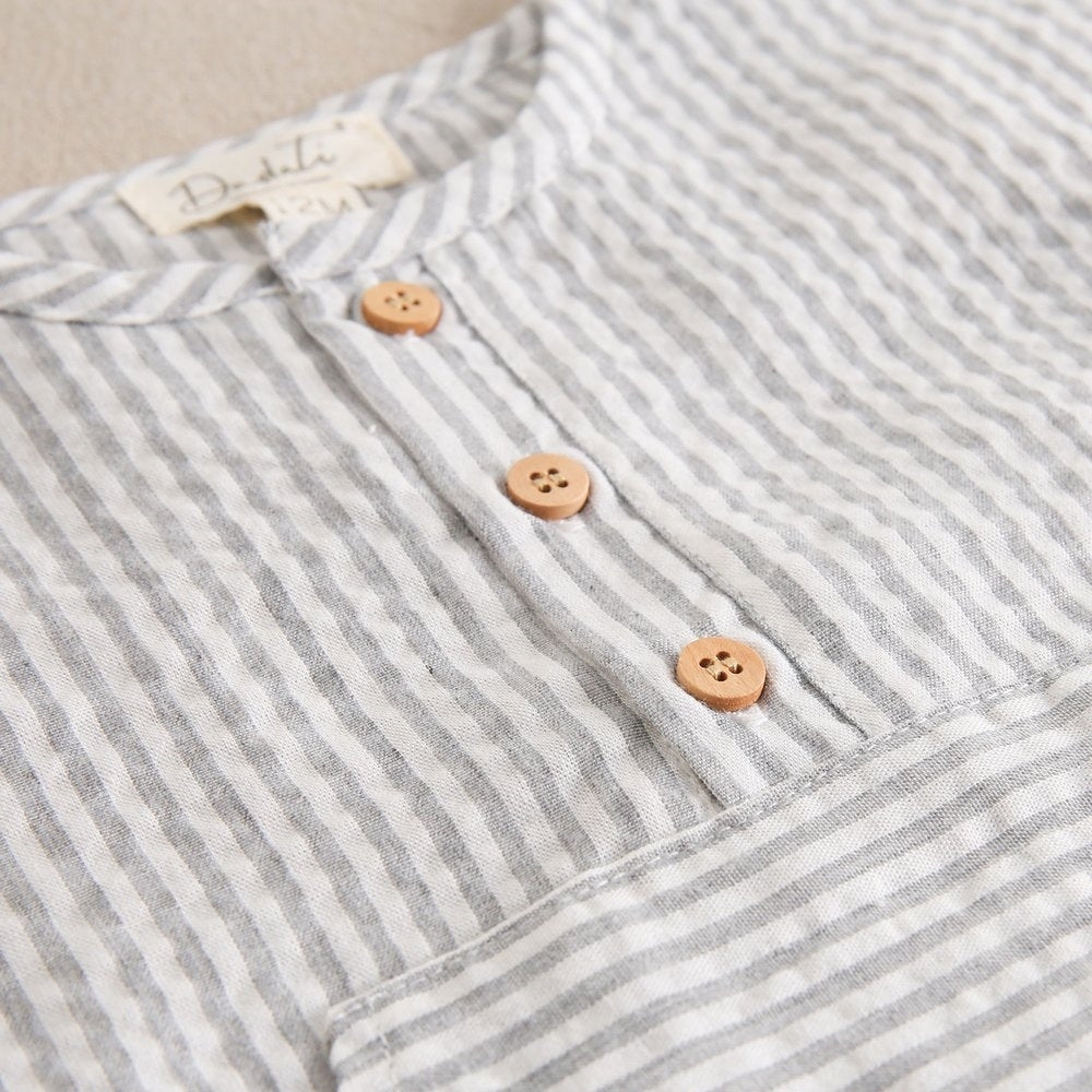 Dadati Baltų marškinukų su pilkais dryžiais ir baltų šortų komplektas - Uogų kopos