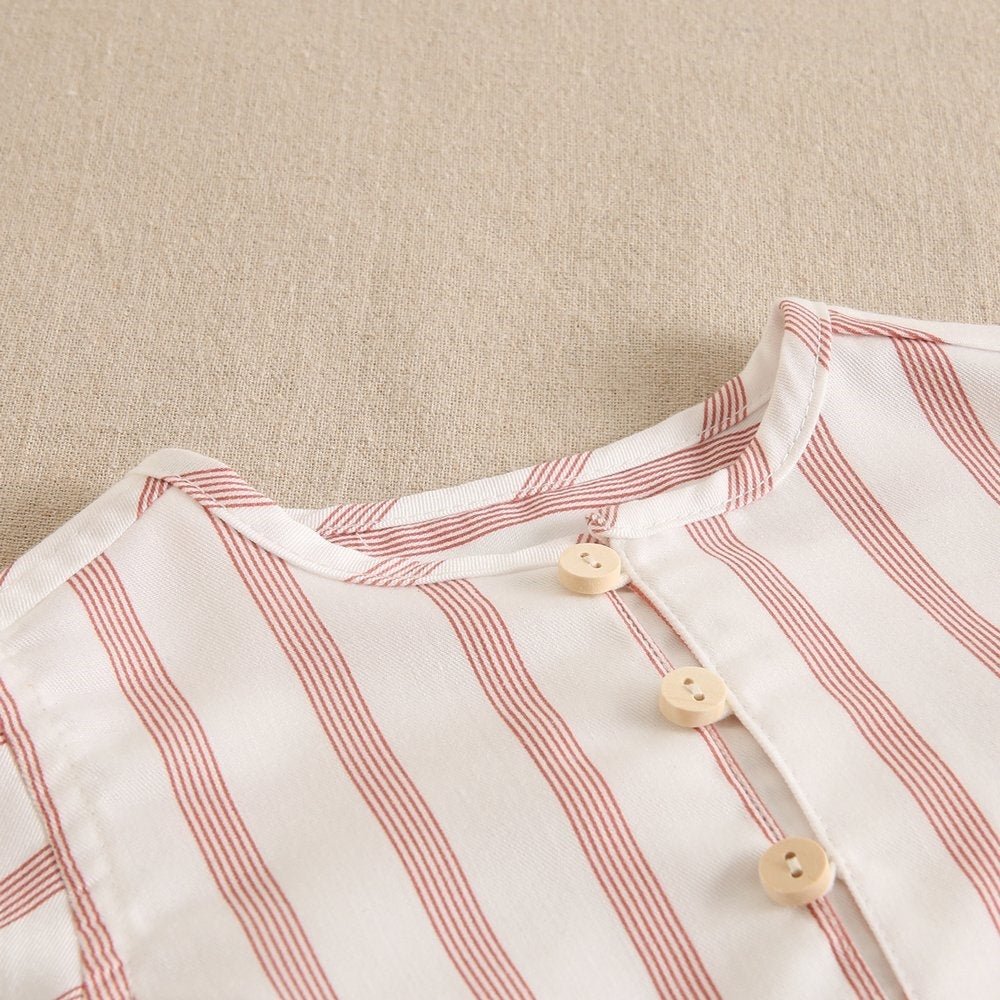 Dadati Baltų marškinukų su raudonomis juostelėmis ir šortų komplektas - Uogų kopos