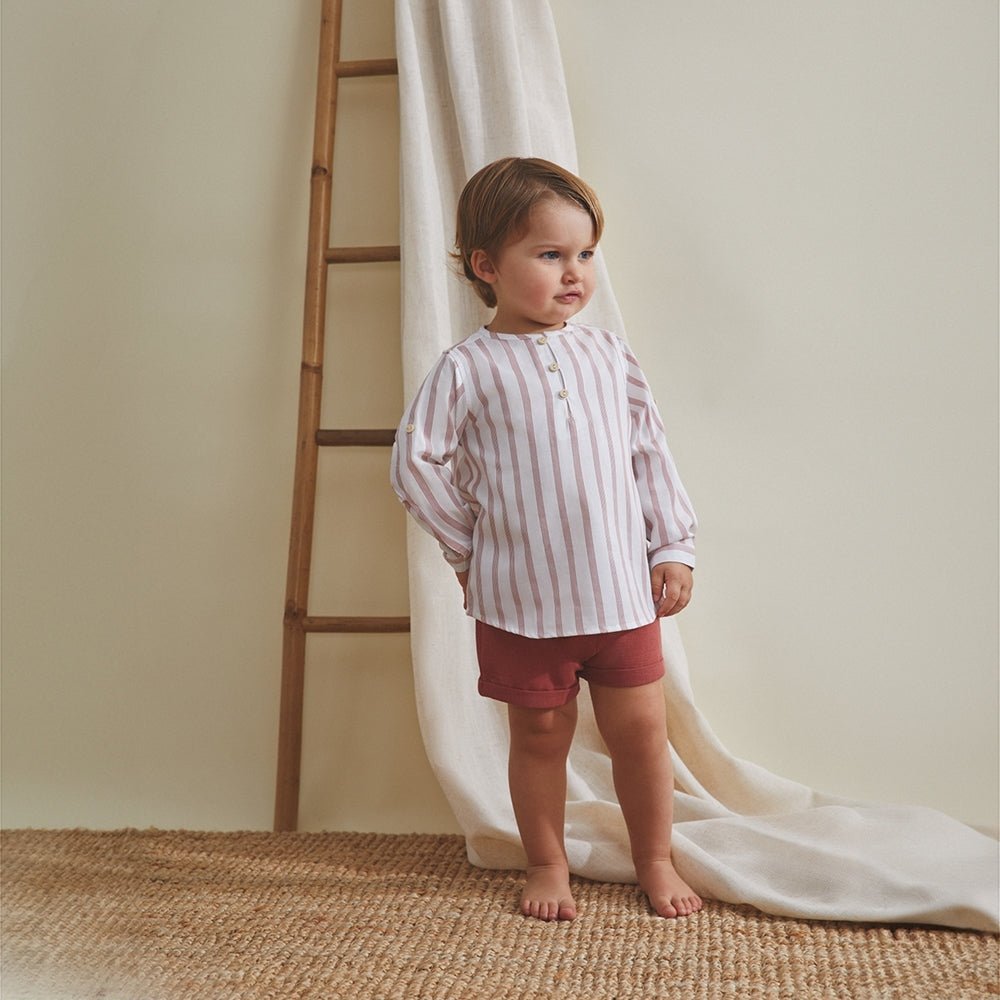 Dadati Baltų marškinukų su raudonomis juostelėmis ir šortų komplektas - Uogų kopos