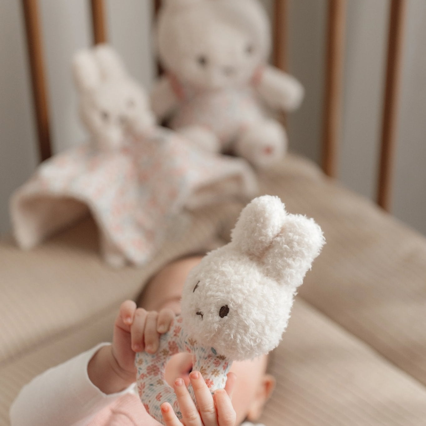 Little Dutch Barškutis zuikutis „Lucky Blossom“ - Uogų kopos