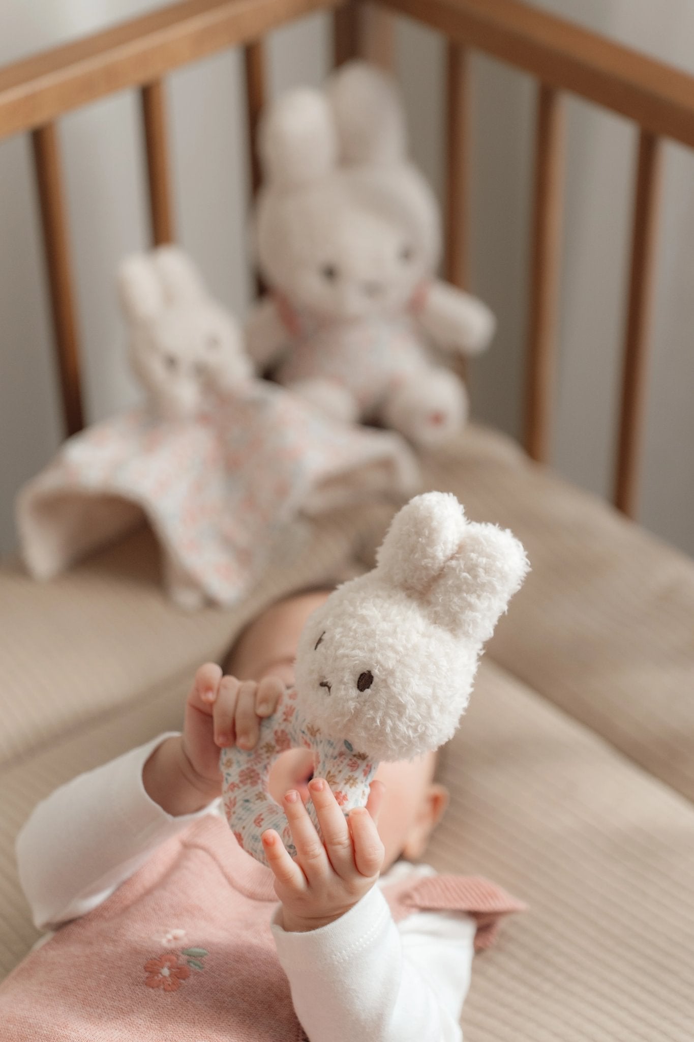 Little Dutch Barškutis zuikutis „Lucky Blossom“ - Uogų kopos