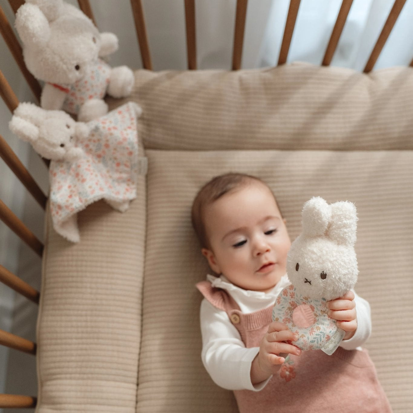 Little Dutch Barškutis zuikutis „Lucky Blossom“ - Uogų kopos