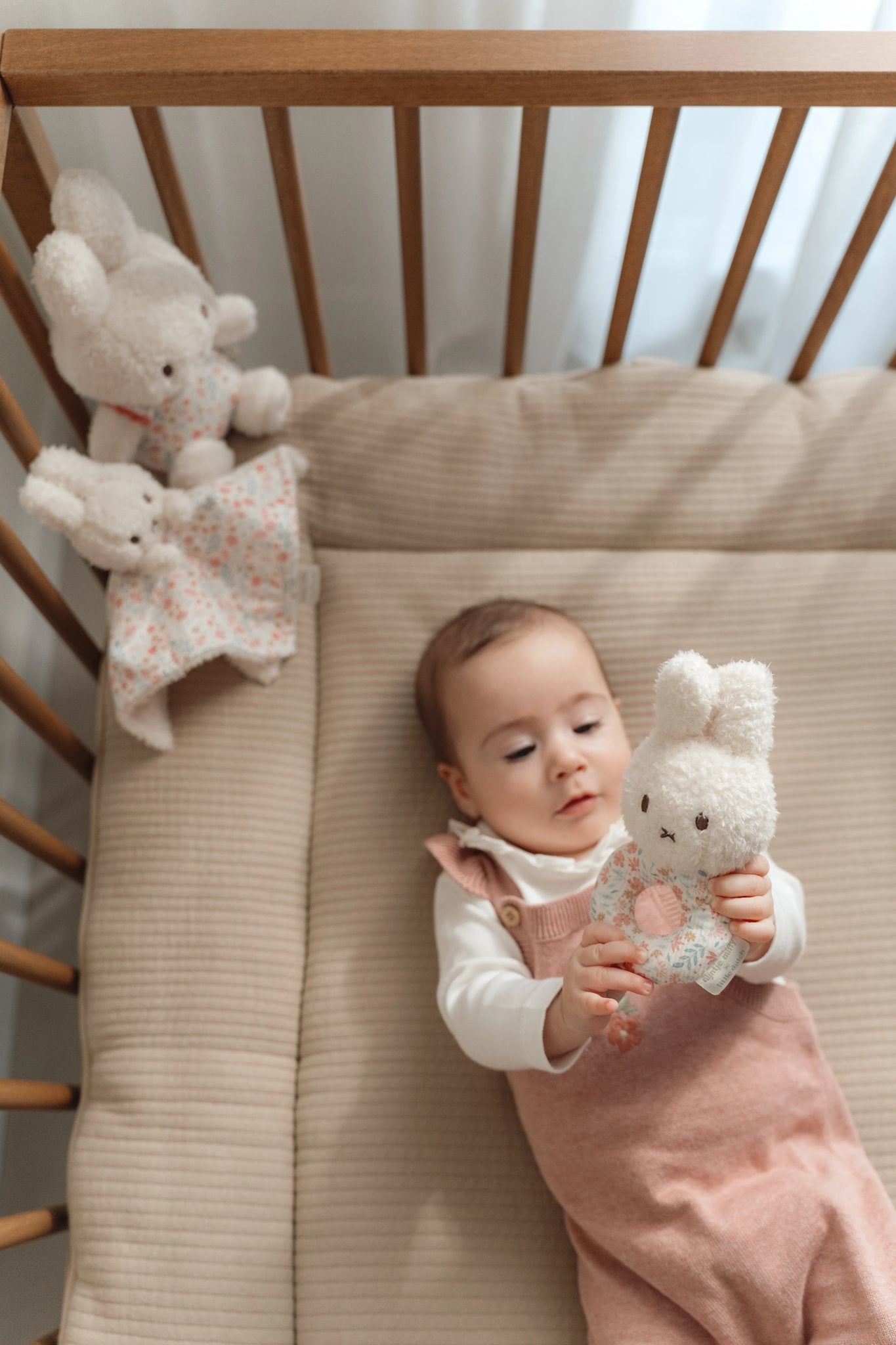 Little Dutch Barškutis zuikutis „Lucky Blossom“ - Uogų kopos