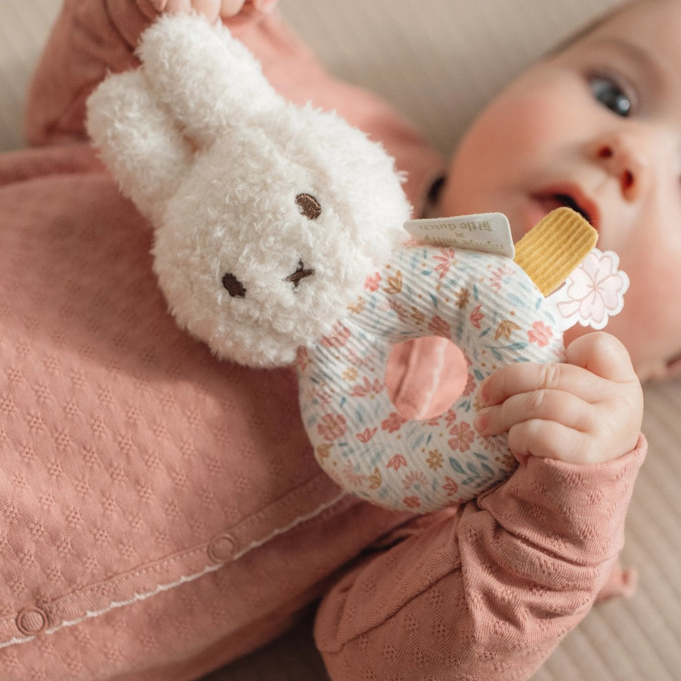 Little Dutch Barškutis zuikutis „Lucky Blossom“ - Uogų kopos