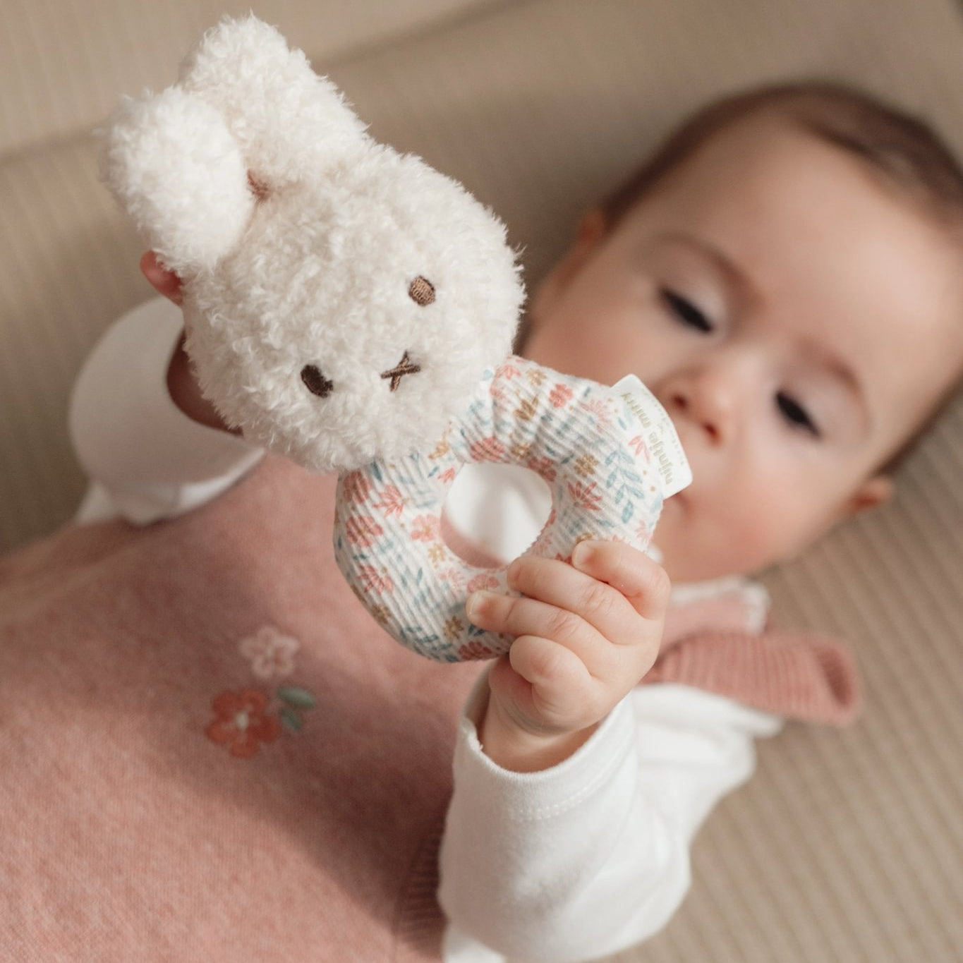 Little Dutch Barškutis zuikutis „Lucky Blossom“ - Uogų kopos