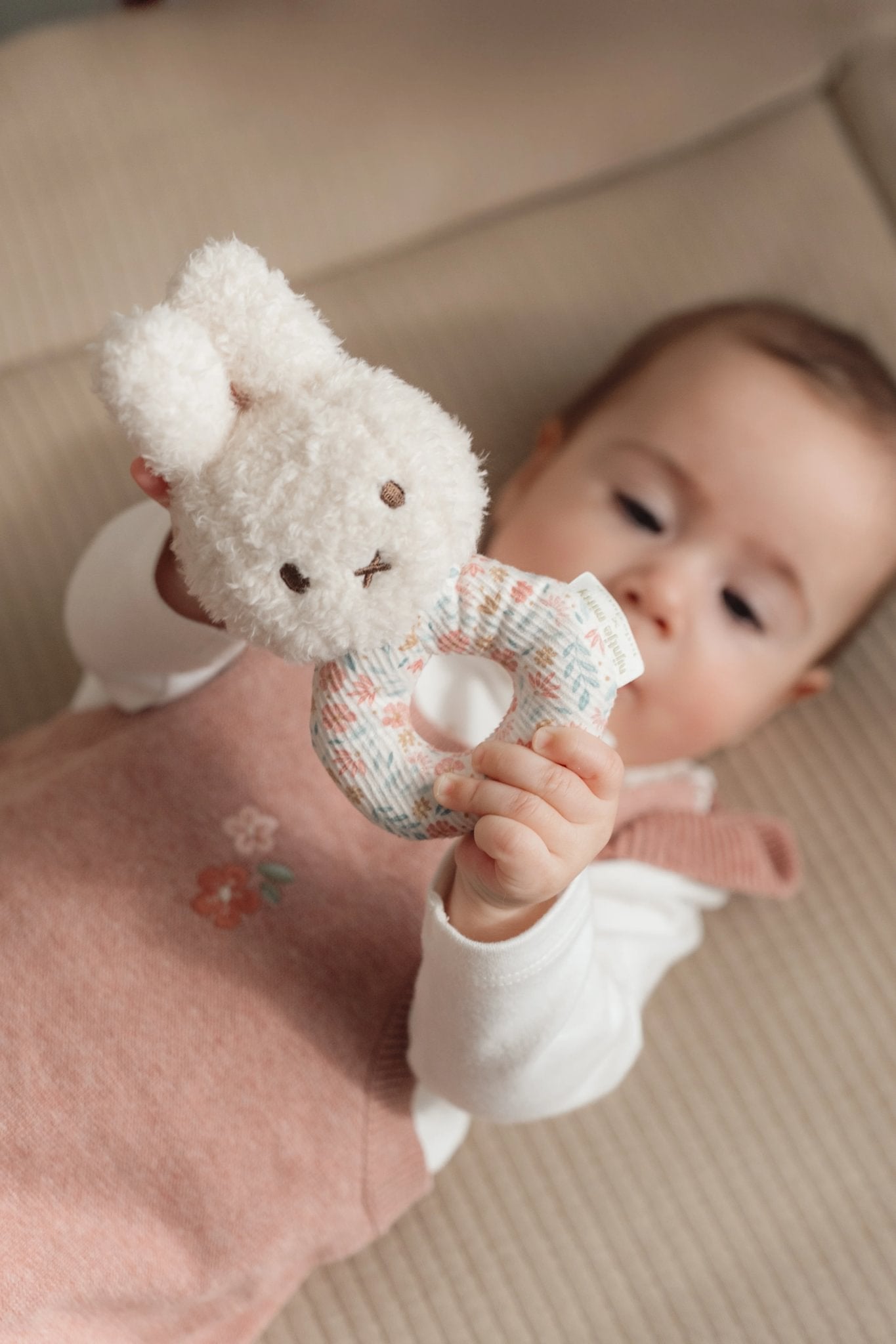 Little Dutch Barškutis zuikutis „Lucky Blossom“ - Uogų kopos