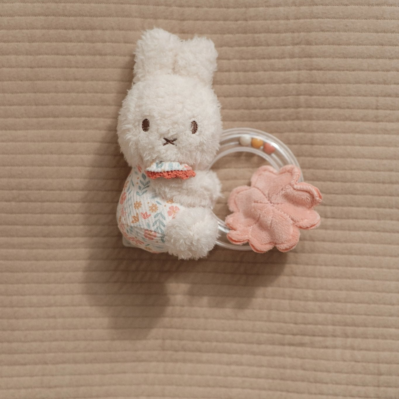 Little Dutch Barškutis zuikutis „Lucky Blossom" - Uogų kopos