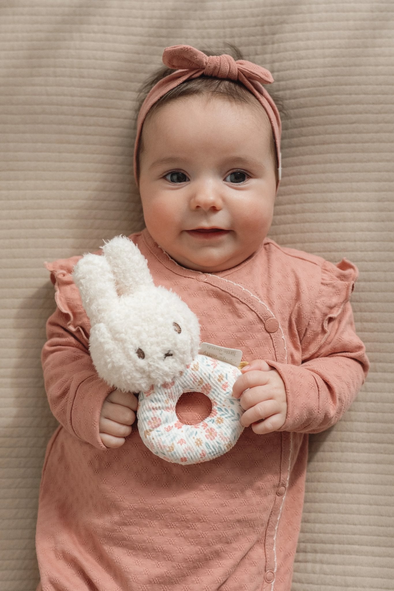 Little Dutch Barškutis zuikutis „Lucky Blossom“ - Uogų kopos