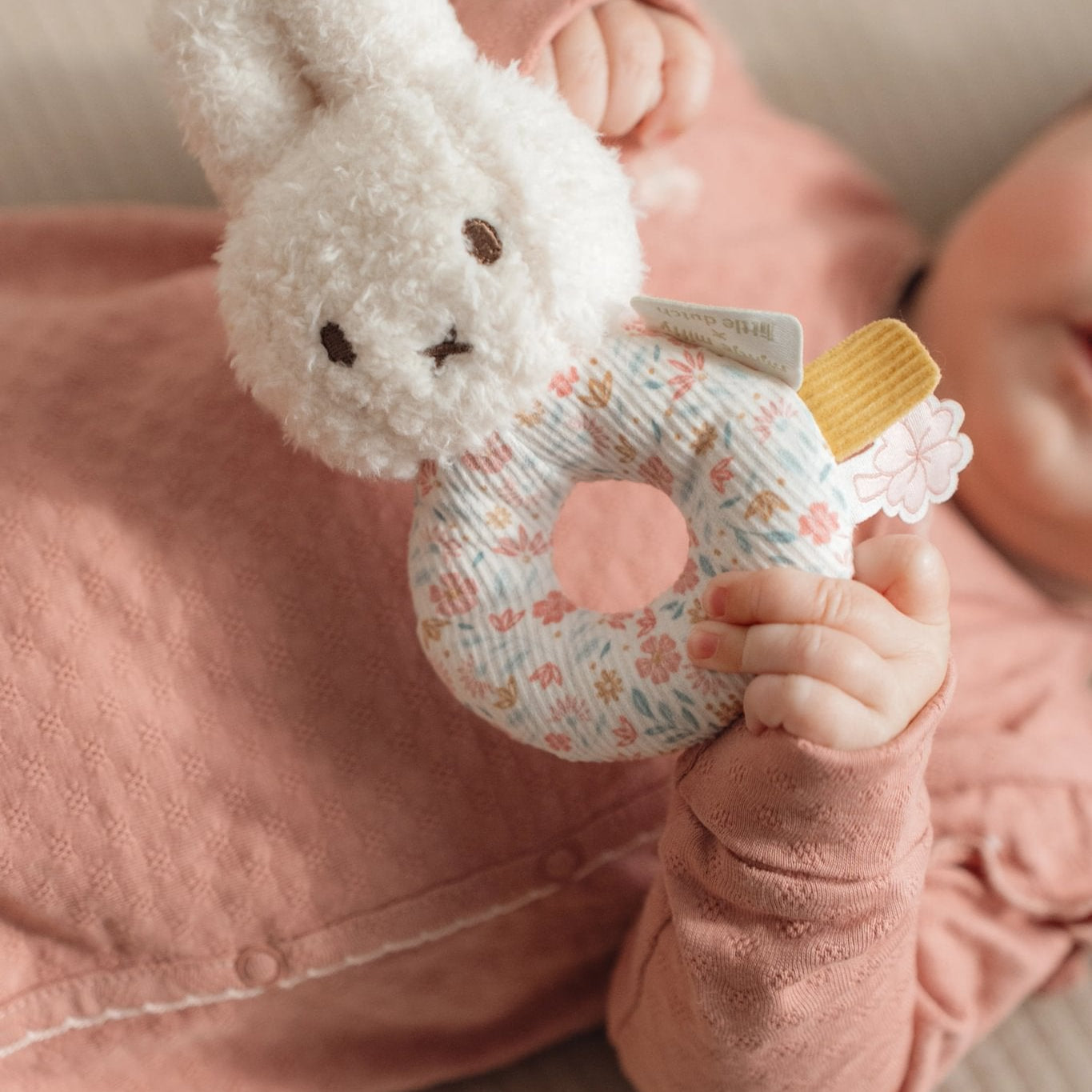 Little Dutch Barškutis zuikutis „Lucky Blossom“ - Uogų kopos