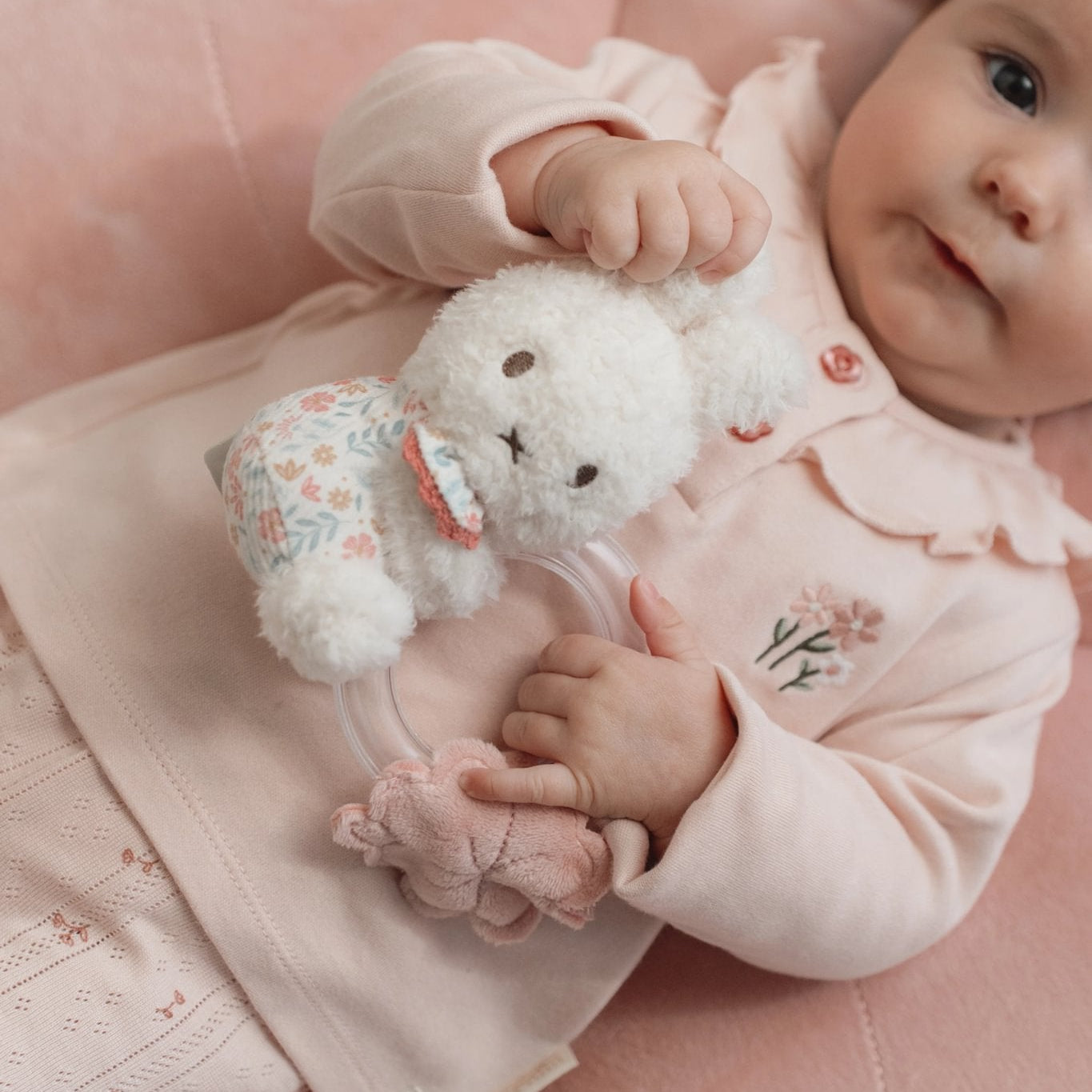 Little Dutch Barškutis zuikutis „Lucky Blossom" - Uogų kopos