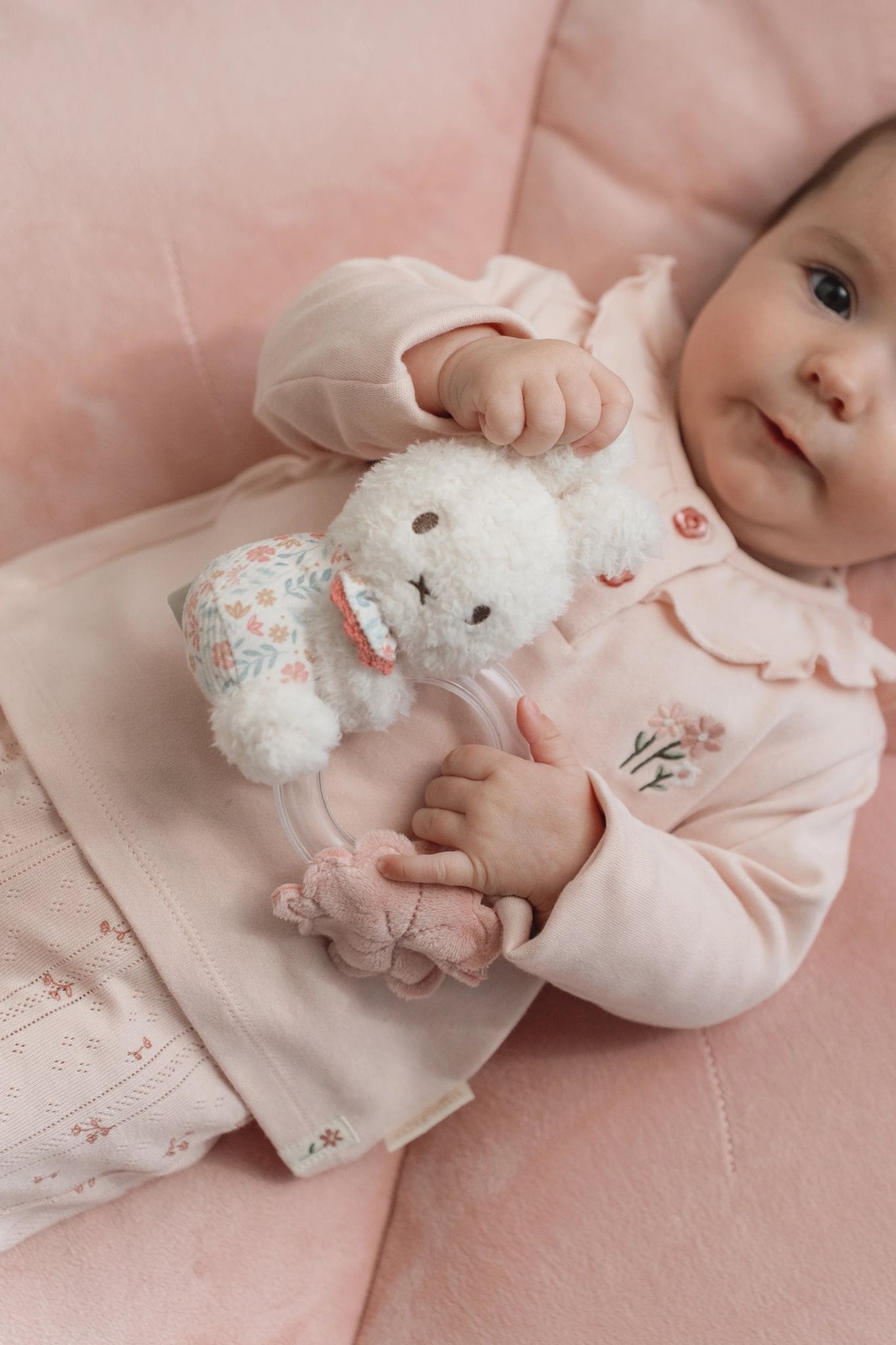 Little Dutch Barškutis zuikutis „Lucky Blossom" - Uogų kopos