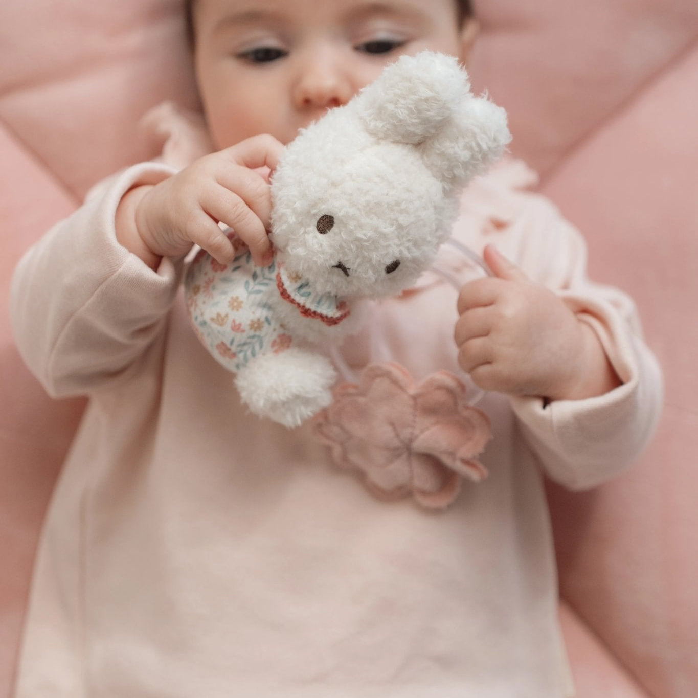 Little Dutch Barškutis zuikutis „Lucky Blossom" - Uogų kopos