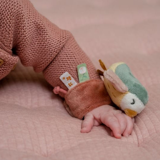 Little Dutch Barškutis/apyrankė "Gėlės ir drugeliai" - Uogų kopos