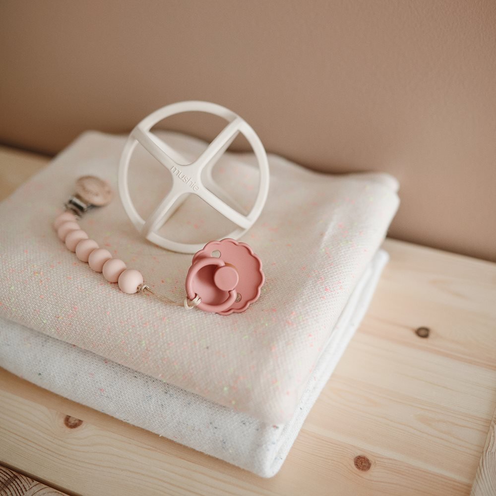 FRIGG Daisy čiulptukas - Apvalus kaučiukinis - Baby Pink - 1 dydis - Uogų kopos