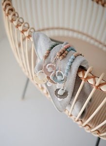 FRIGG Daisy čiulptukas - Apvalus kaučiukinis - Baby Pink - 1 dydis - Uogų kopos