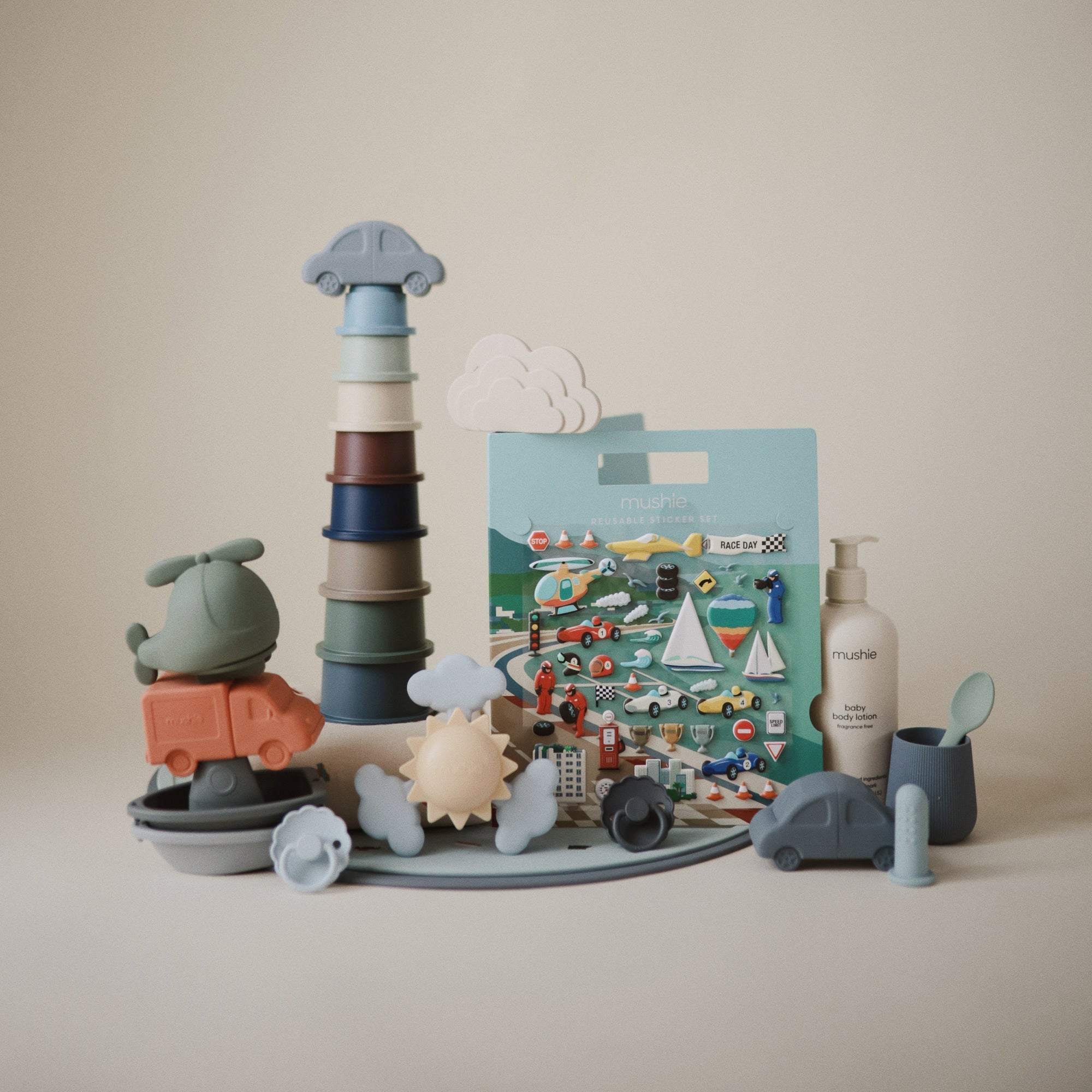 Mushie Daugkartinių lipdukų rinkinys - Lenktyniniai automobiliai - Uogų kopos