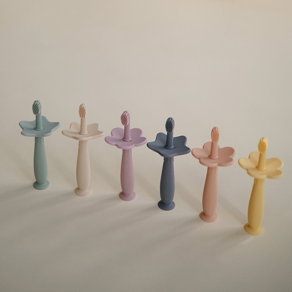 Mushie Gėlytės formos mokomasis dantų šepetėlis - Smėlinis - Uogų kopos