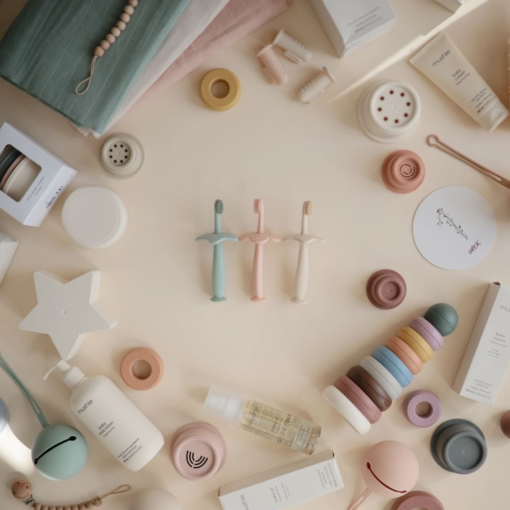 Mushie Gėlytės formos mokomasis dantų šepetėlis - Smėlinis - Uogų kopos