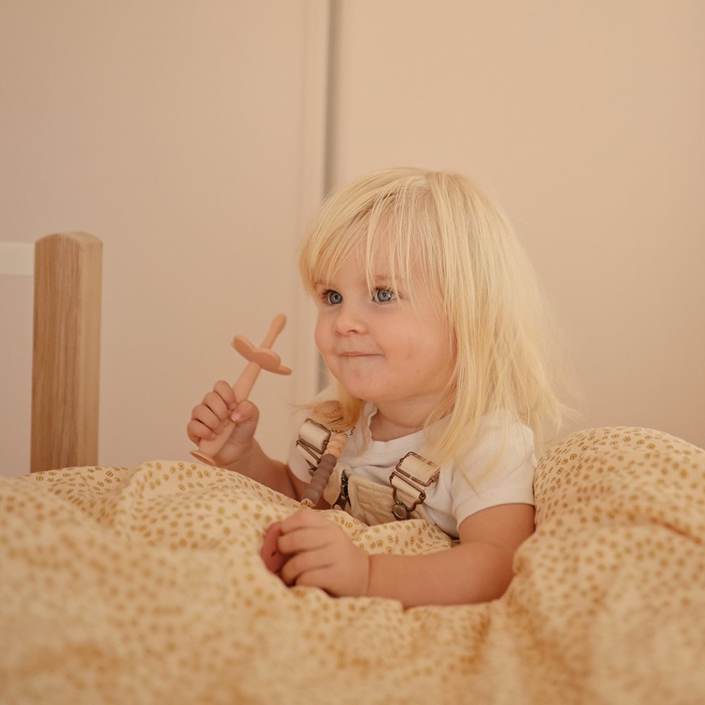 Mushie Gėlytės formos mokomasis dantų šepetėlis - Smėlinis - Uogų kopos