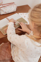 Little Dutch Knygelė „Aprenk Rosą ir jos draugus“ - Uogų kopos