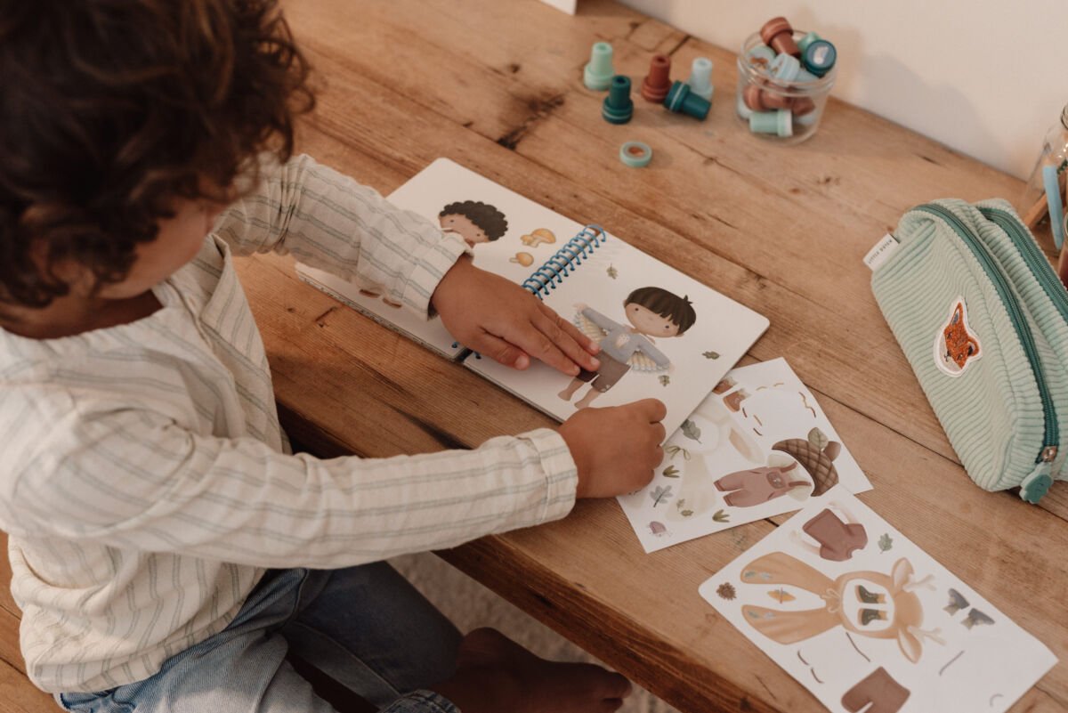 Little Dutch Knygelė su lipdukais „Aprenk Džimą ir jo draugus“ - Uogų kopos