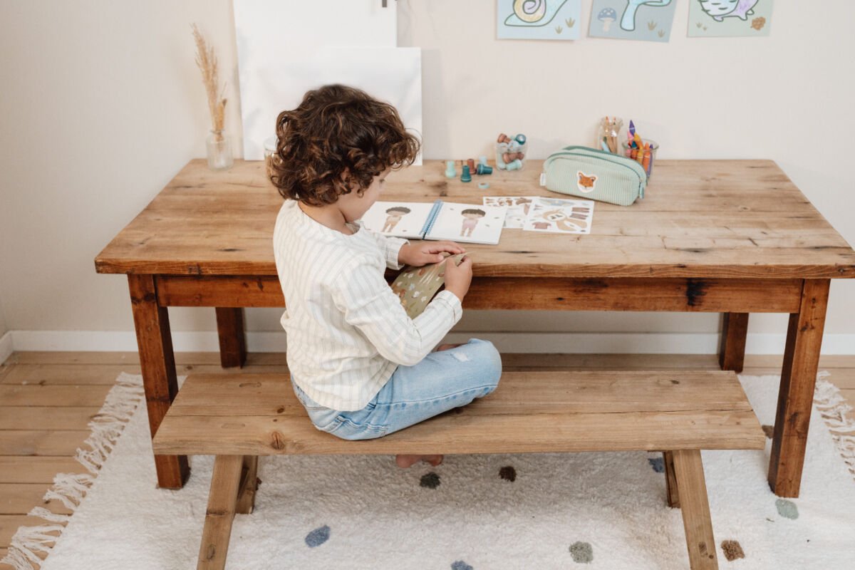 Little Dutch Knygelė su lipdukais „Aprenk Džimą ir jo draugus“ - Uogų kopos