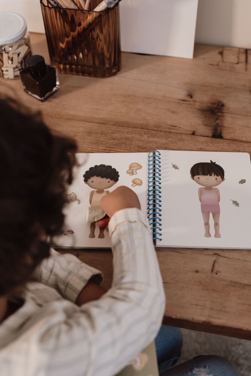 Little Dutch Knygelė su lipdukais „Aprenk Džimą ir jo draugus“ - Uogų kopos