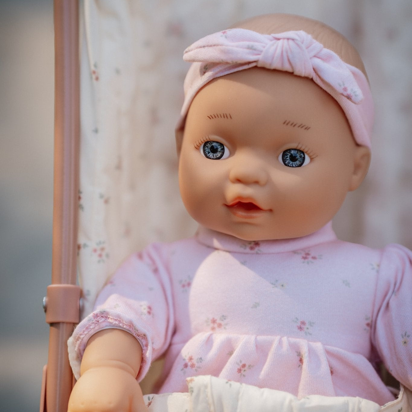 Little Dutch Lėlė "Lily" su priedais - Uogų kopos