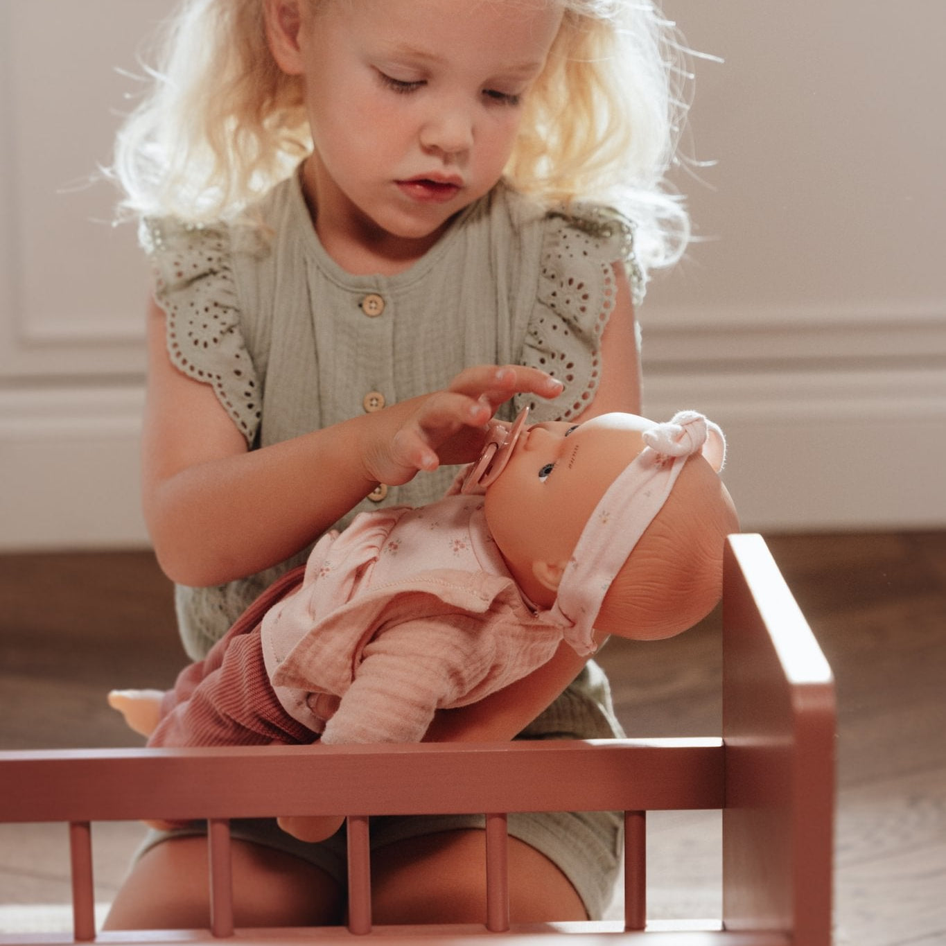 Little Dutch Lėlė "Lily" su priedais - Uogų kopos