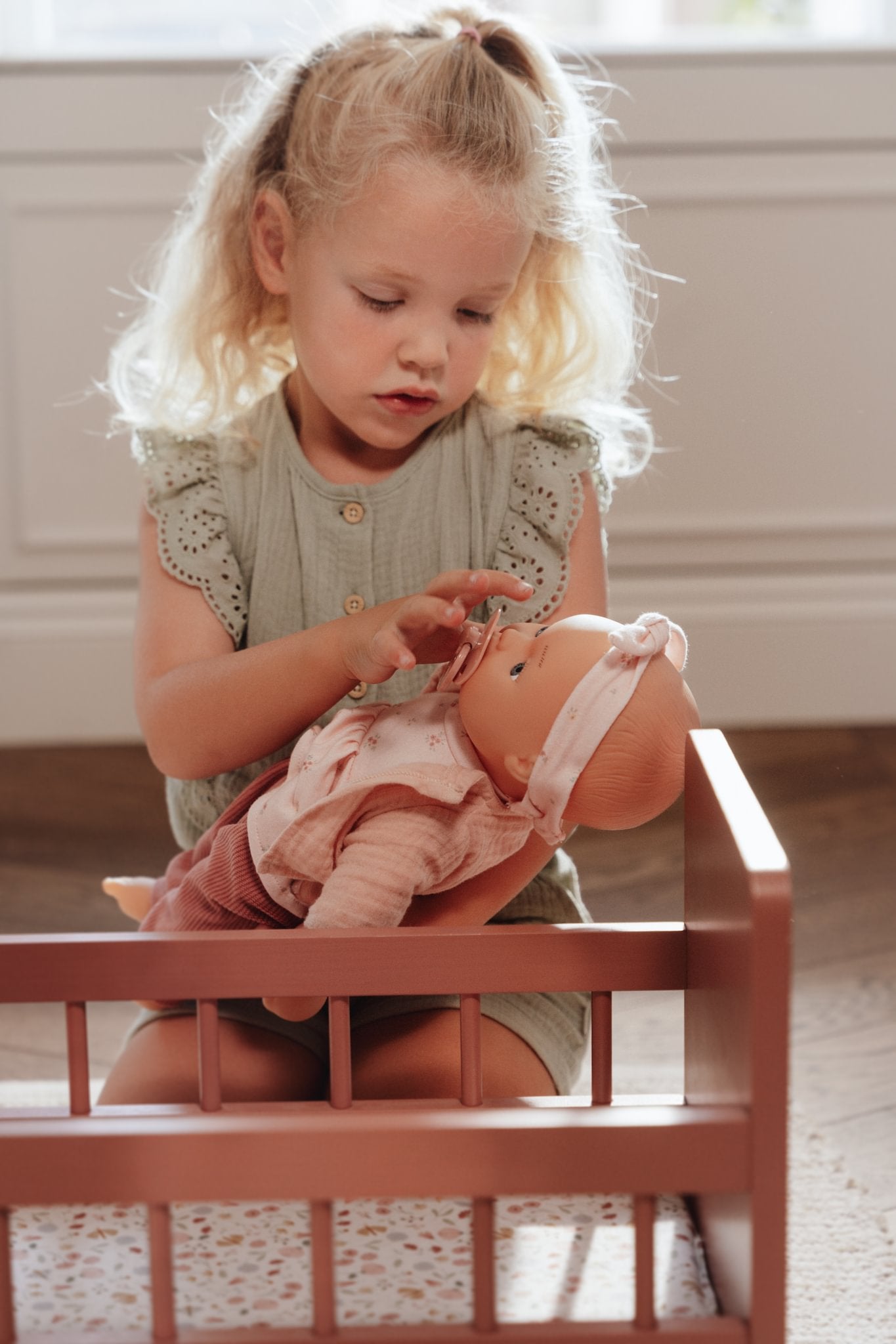 Little Dutch Lėlė "Lily" su priedais - Uogų kopos