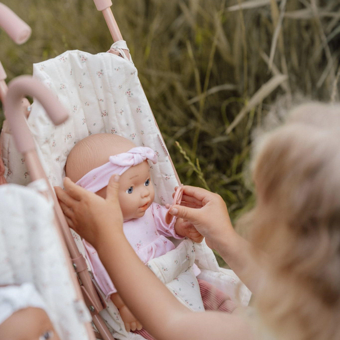 Little Dutch Lėlė "Lily" su priedais - Uogų kopos