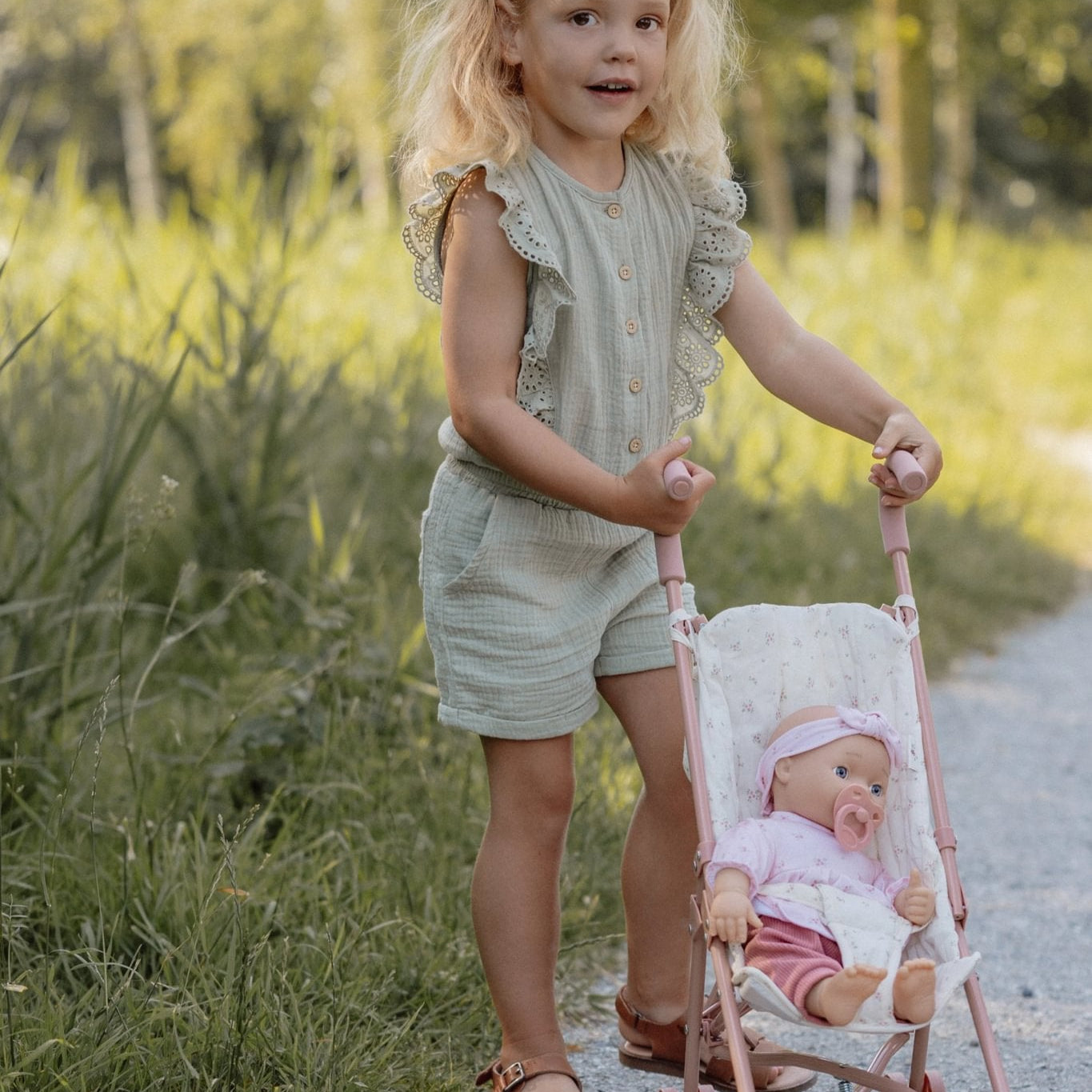 Little Dutch Lėlė "Lily" su priedais - Uogų kopos