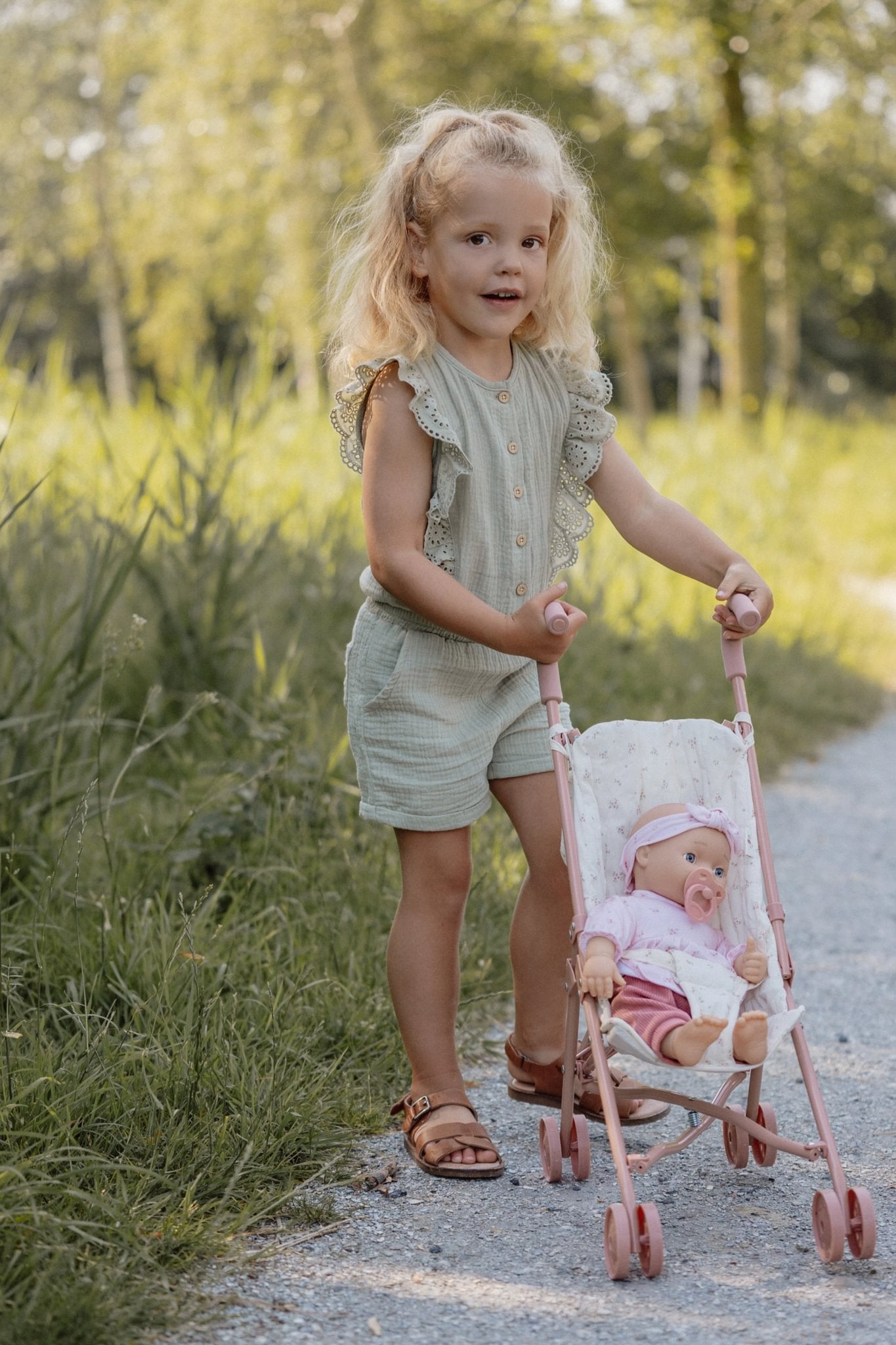 Little Dutch Lėlė "Lily" su priedais - Uogų kopos