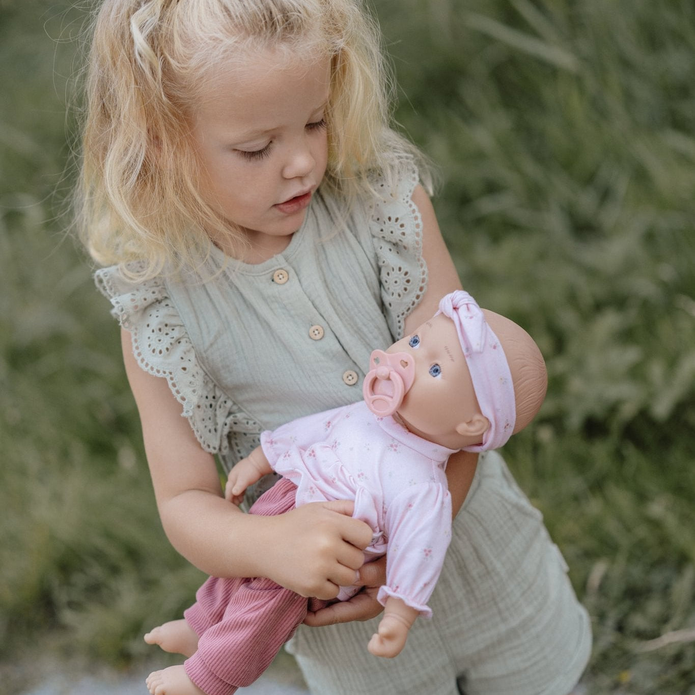 Little Dutch Lėlė "Lily" su priedais - Uogų kopos