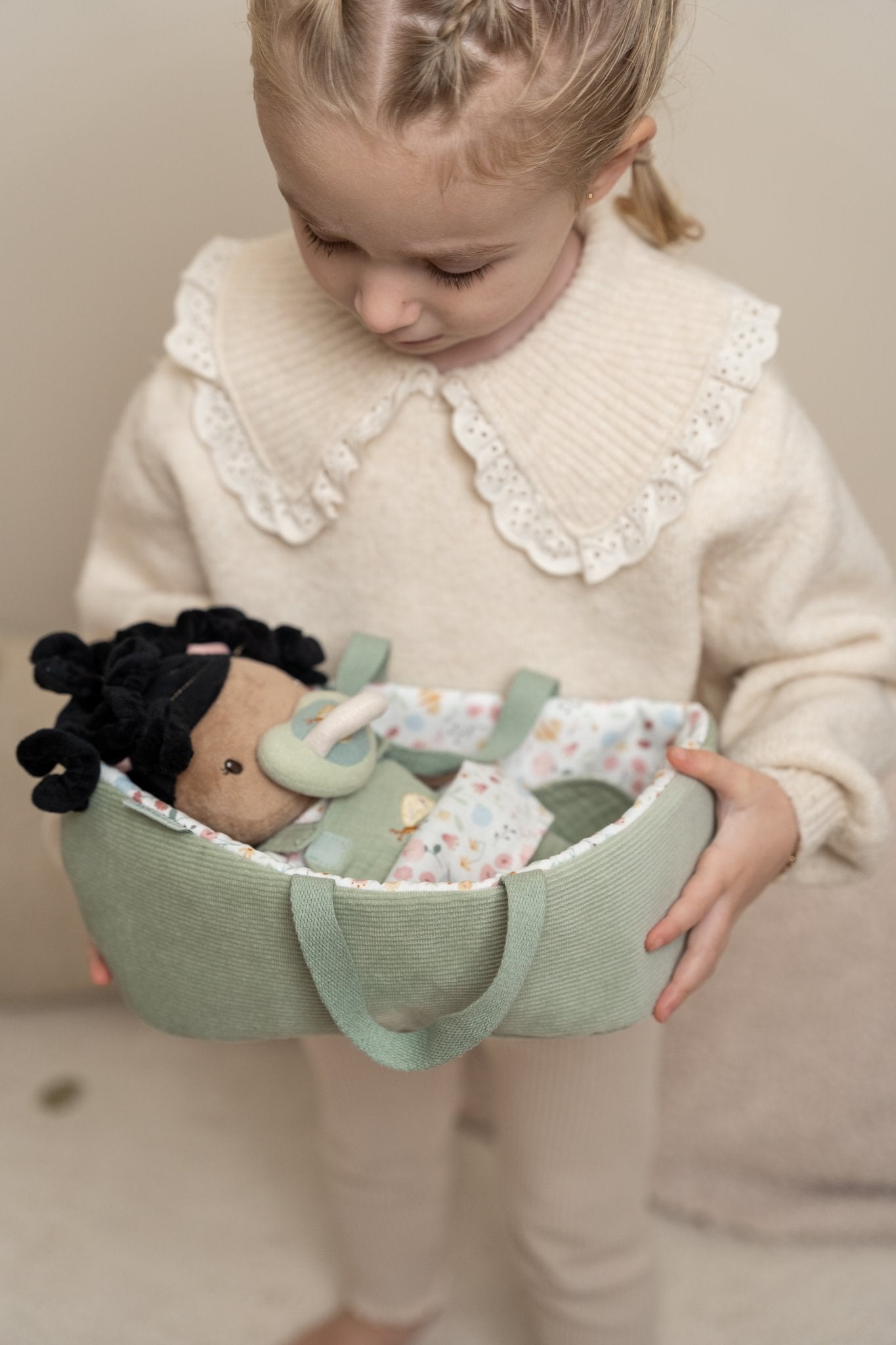 Little Dutch Lėlė/kūdikis "Evi" su krepšeliu ir priedais - Uogų kopos