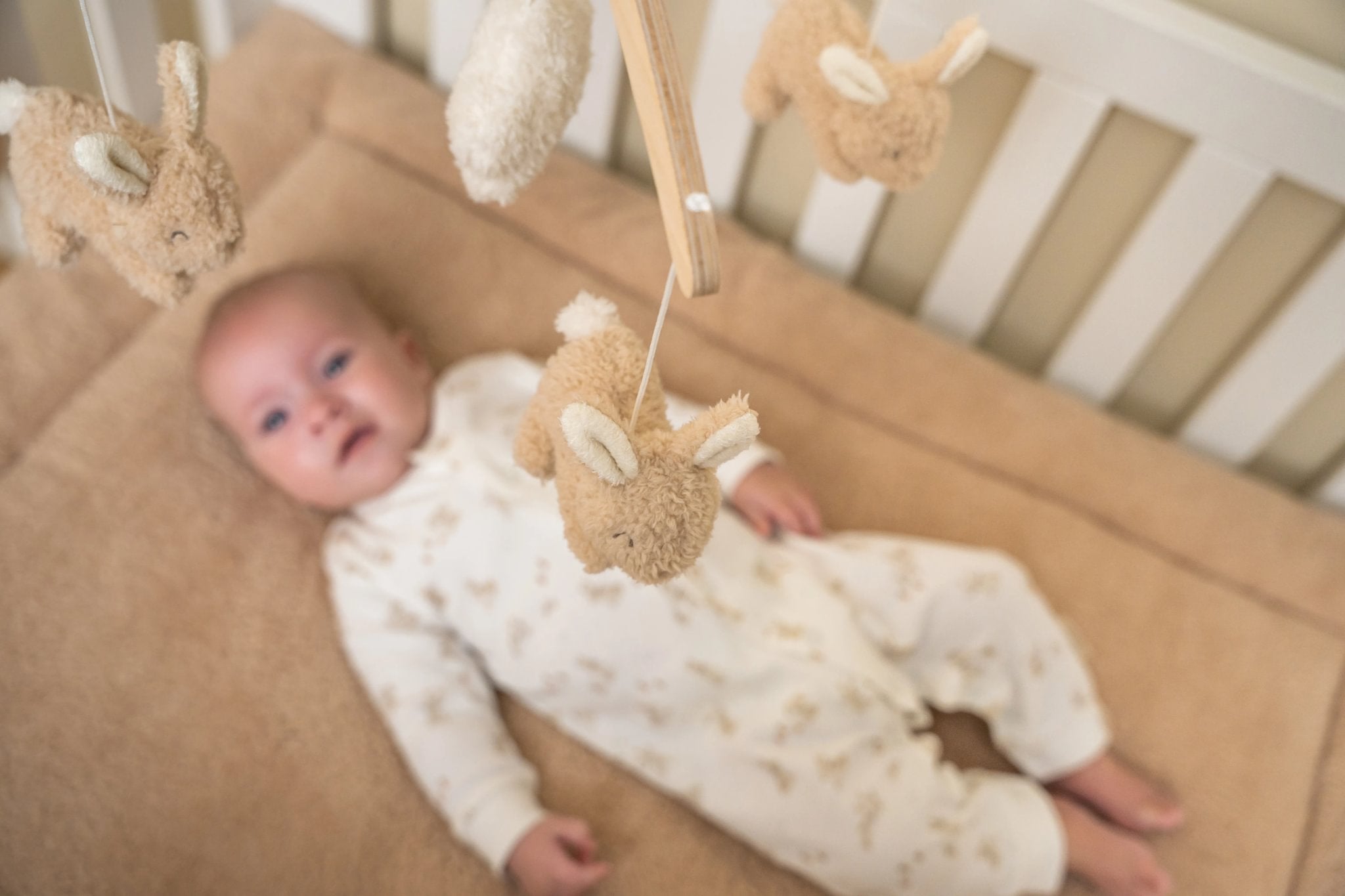 Little Dutch Medinė muzikinė karuselė "Baby Bunny" - Uogų kopos