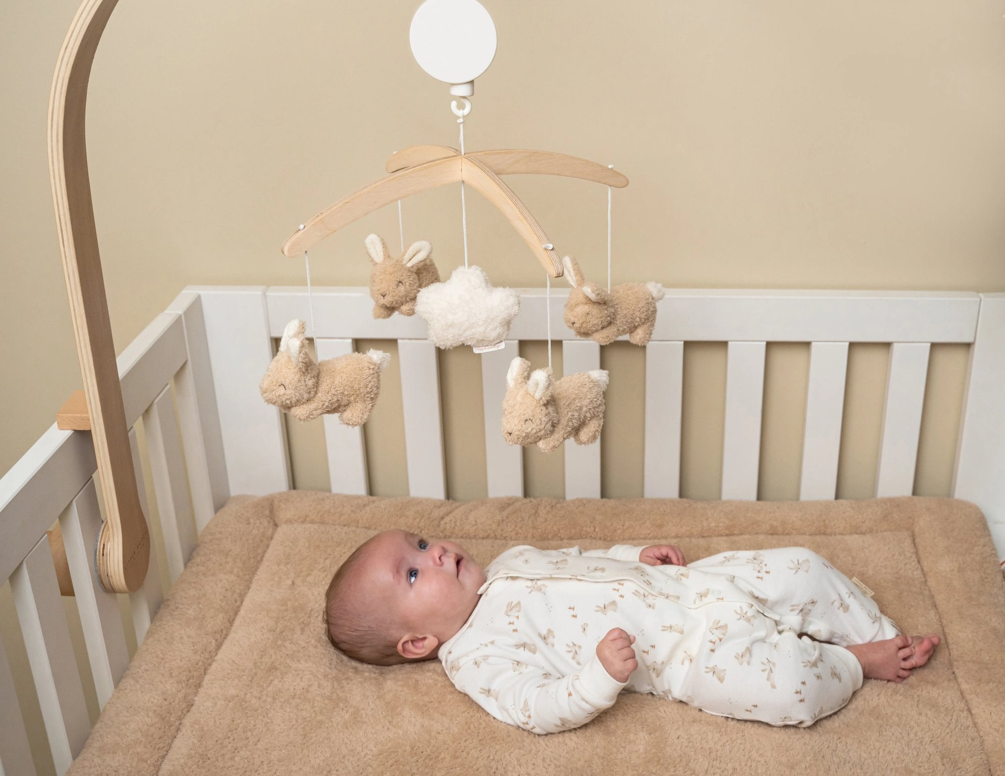 Little Dutch Medinė muzikinė karuselė "Baby Bunny" - Uogų kopos