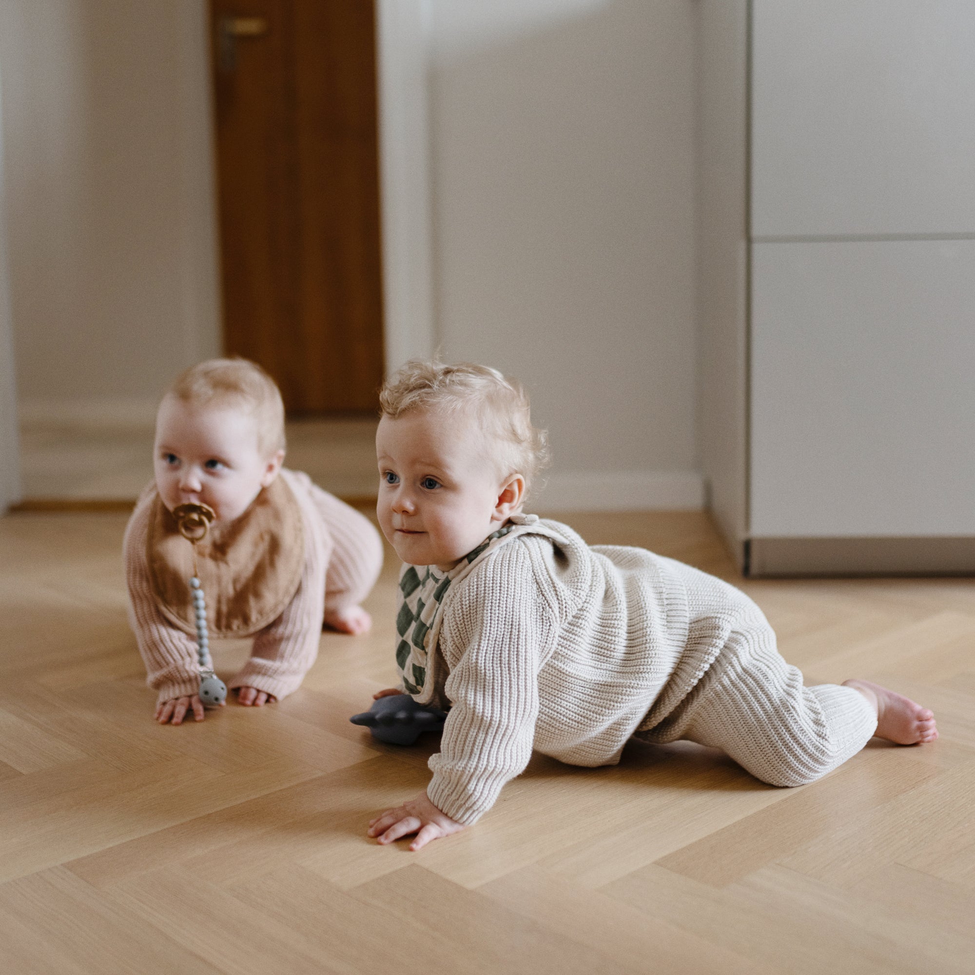 Mushie Megztos kelnės - Smėlinė - 6 - 9 mėn. - Uogų kopos