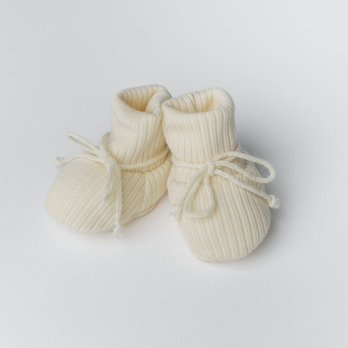 Vilaurita Merino vilnos batukai 10 cm. - Smėlinė/Balta - Uogų kopos