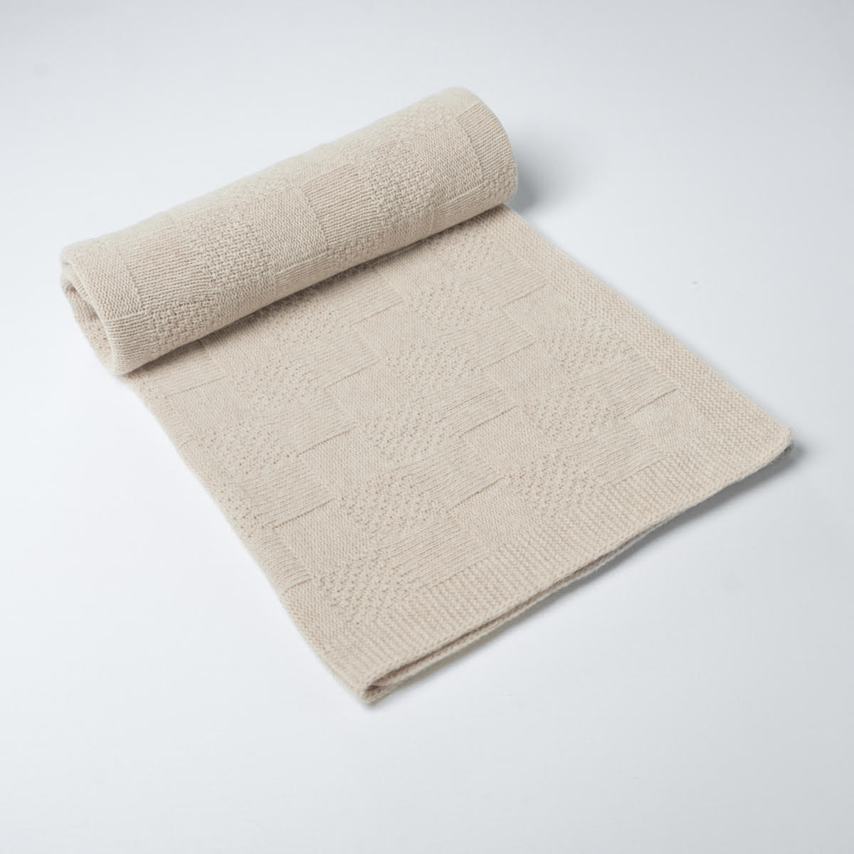 Vilaurita Merino vilnos pledukas "Langeliai" 80x100cm - Uogų kopos