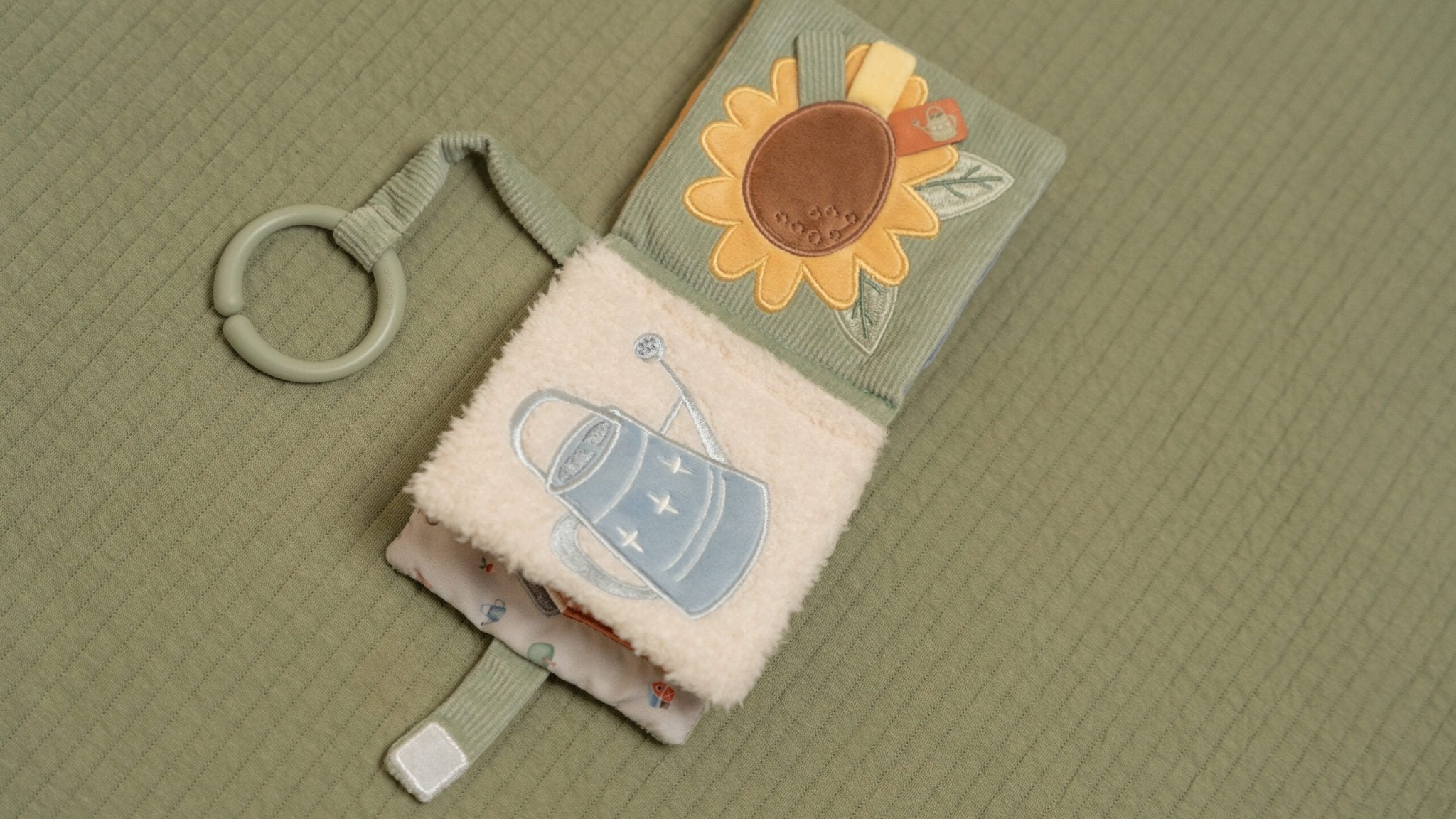 Little Dutch Minkšta lavinamoji knygelė „Mažasis ūkis“ - Uogų kopos