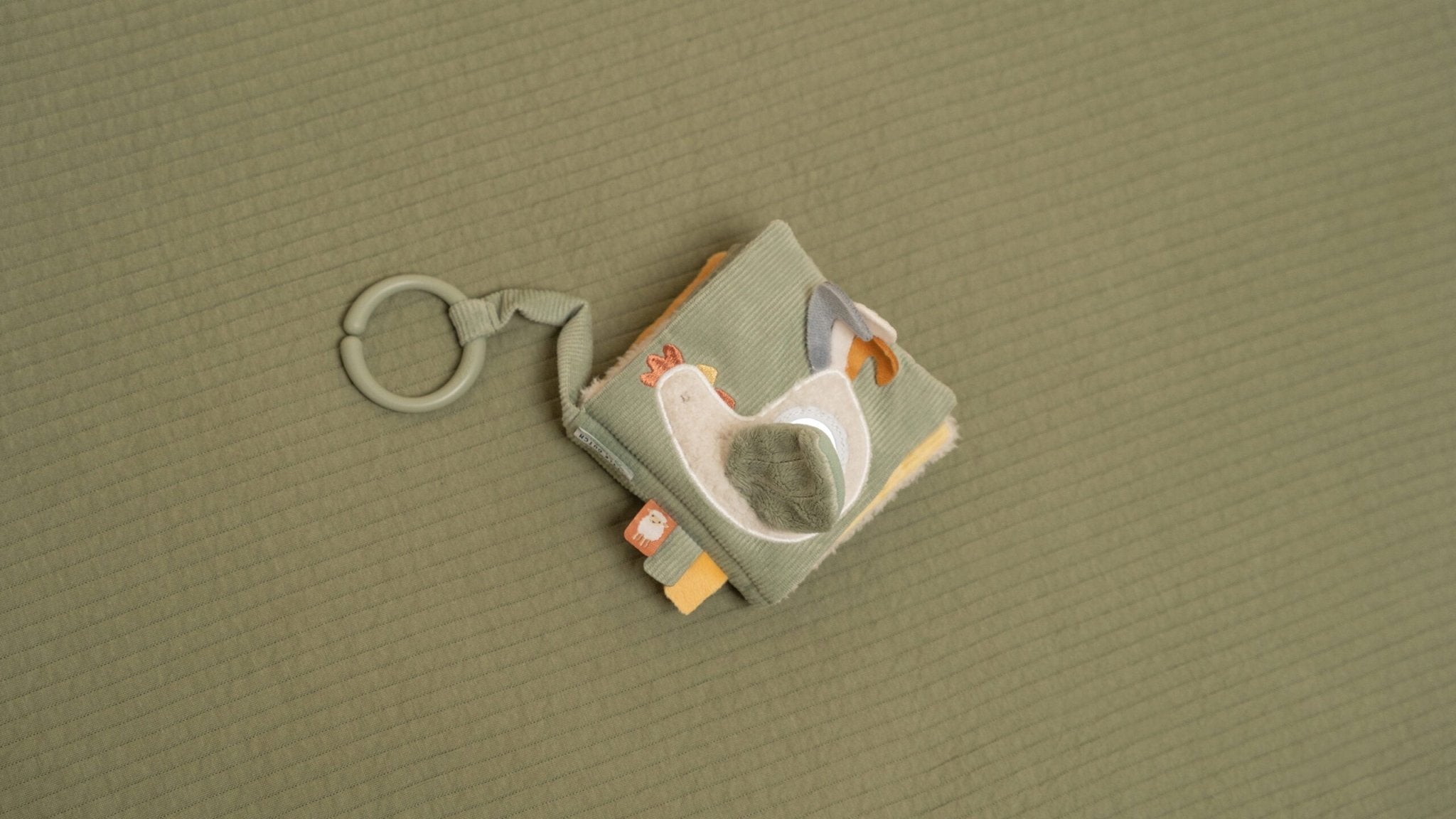 Little Dutch Minkšta lavinamoji knygelė „Mažasis ūkis“ - Uogų kopos