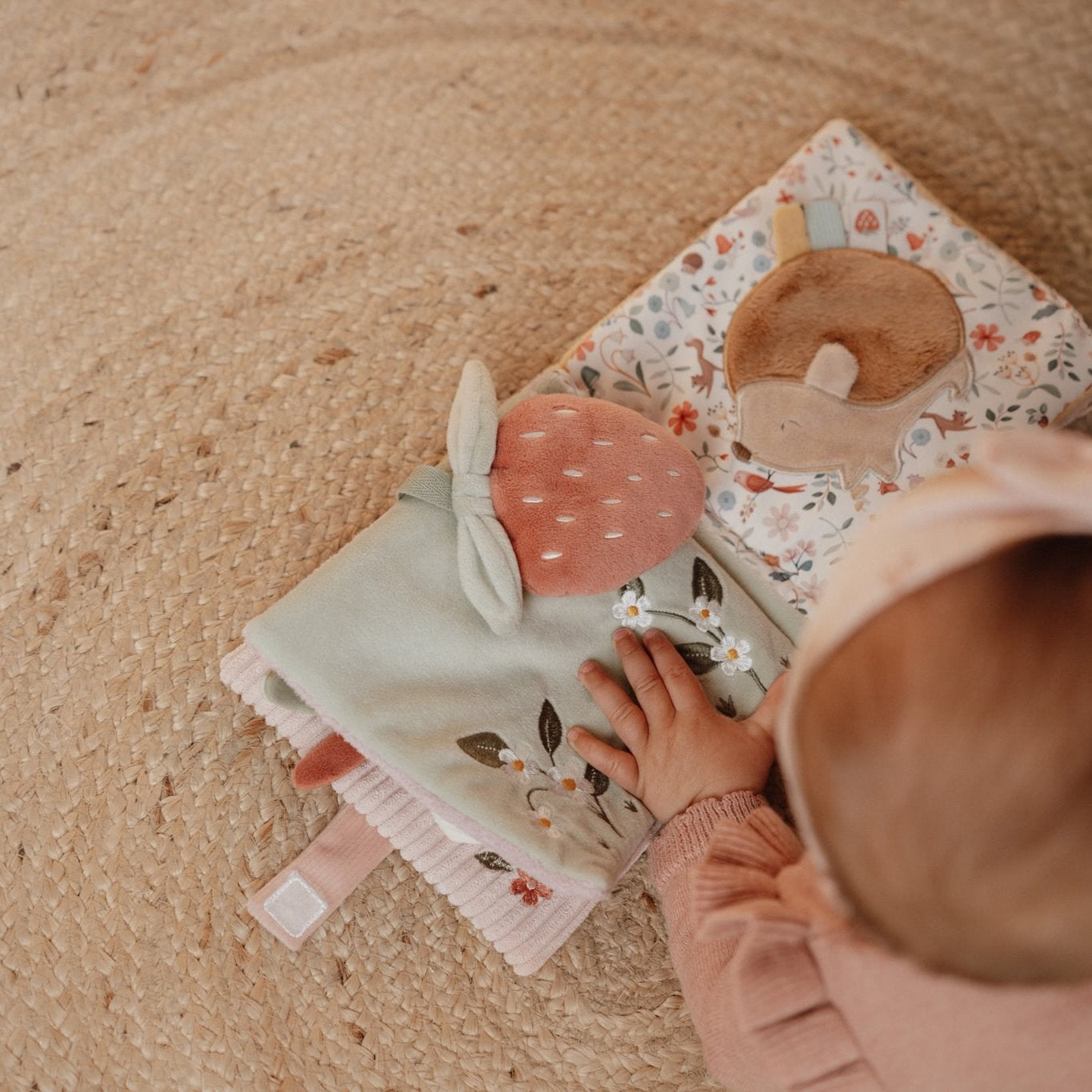 Little Dutch Minkšta veiklos knygelė „Fairy Garden“ - Uogų kopos