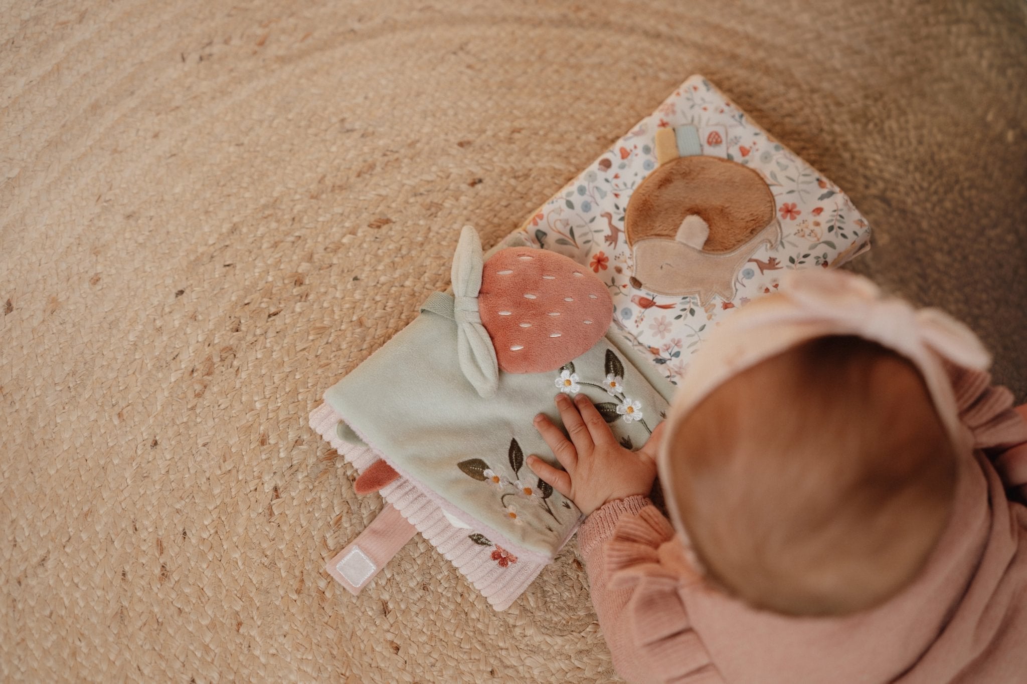 Little Dutch Minkšta veiklos knygelė „Fairy Garden“ - Uogų kopos