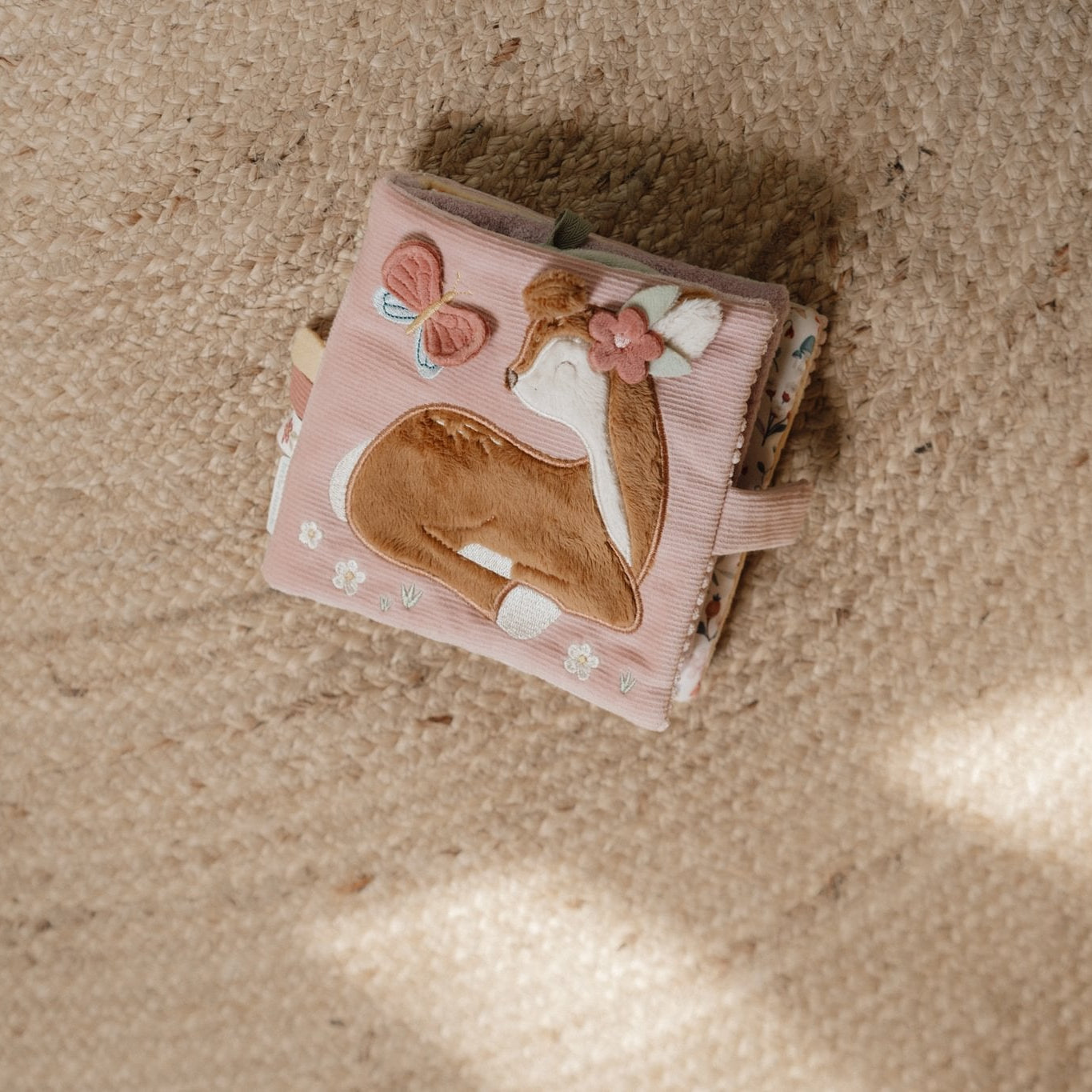 Little Dutch Minkšta veiklos knygelė „Fairy Garden“ - Uogų kopos