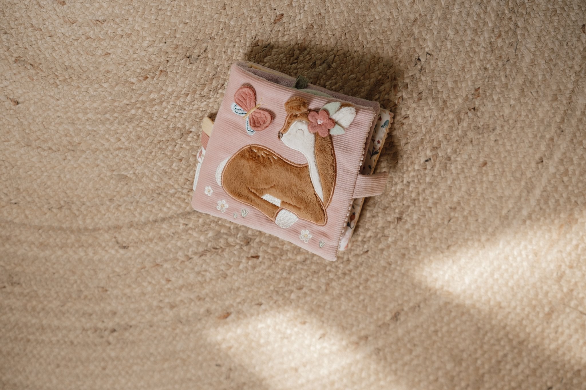 Little Dutch Minkšta veiklos knygelė „Fairy Garden“ - Uogų kopos